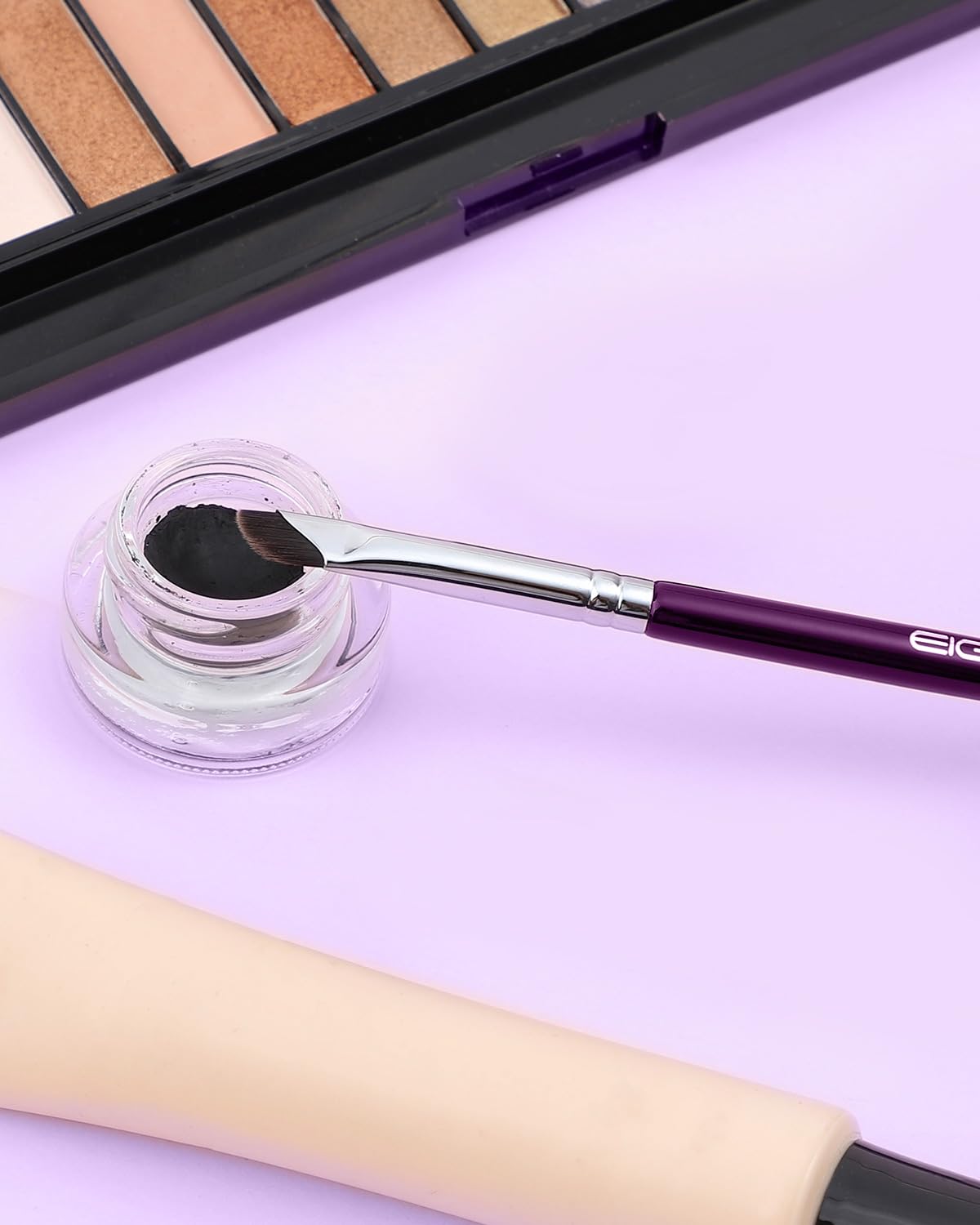 EIGSHOW compatible with gel, cream, powder, and liquid formulas.
