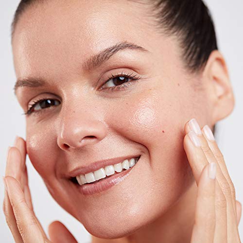 Dispensing pump demonstrates easy application of ELEMIS oil for targeted hydration