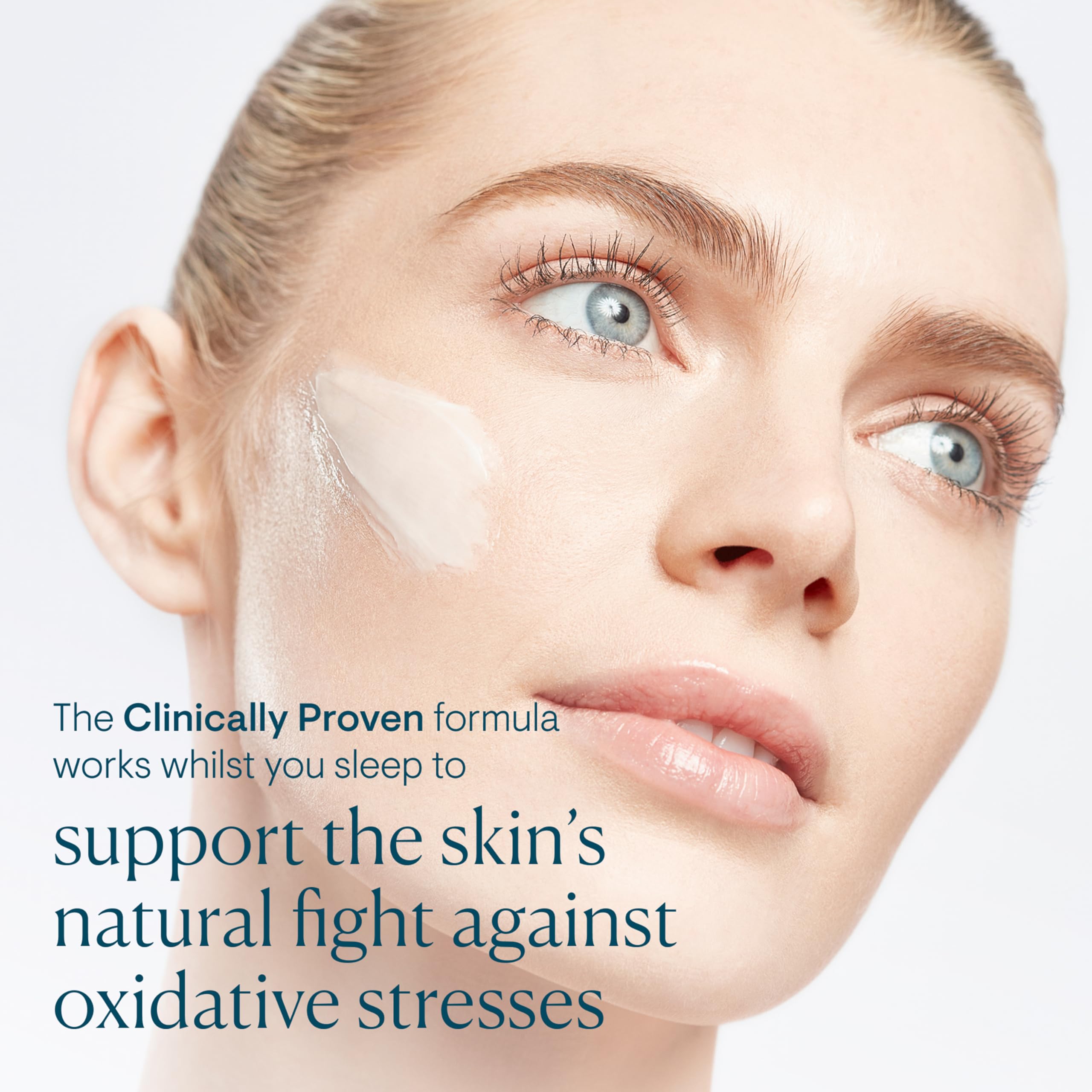 ELEMIS Ultra Smart Night Genius jar dispense demonstrating easy nighttime application.