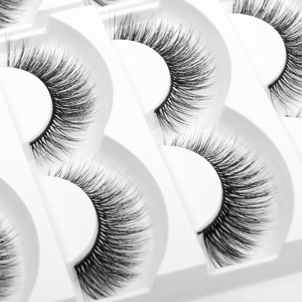 Eliace Rosa style cat eye lashes inner outer corners for definition.