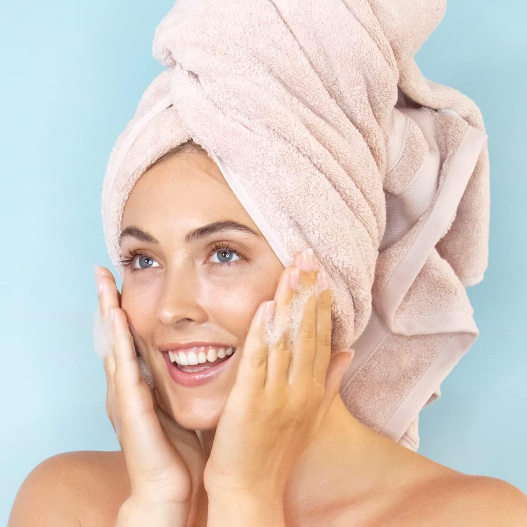 Elizabeth Mott Vitamin C Facial Cleanser rinse with water splash illustrates refreshing gel-to-foam transition