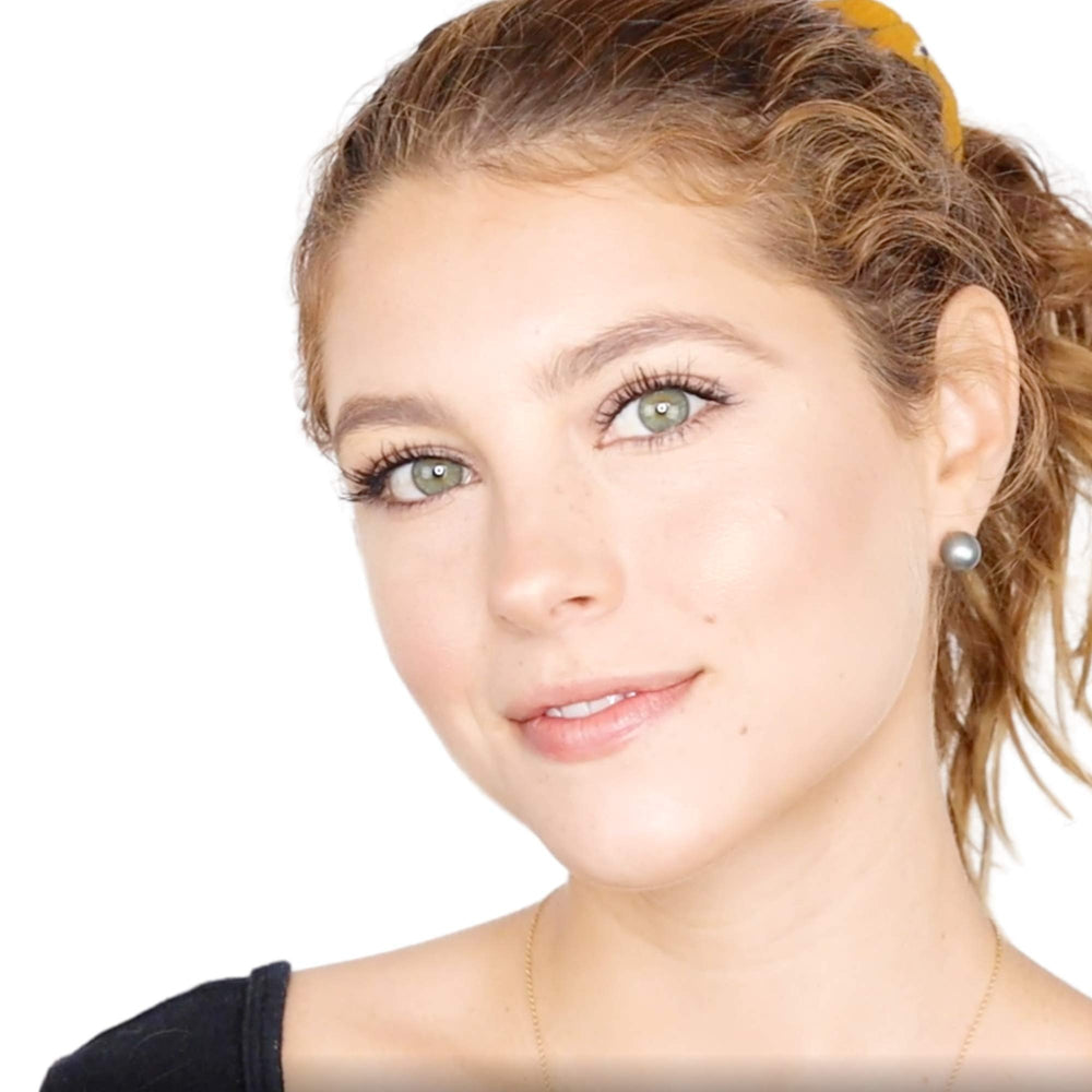 Elizabeth Mott Whatup Beaches matte finish – oil-control powder keeps shine in check.