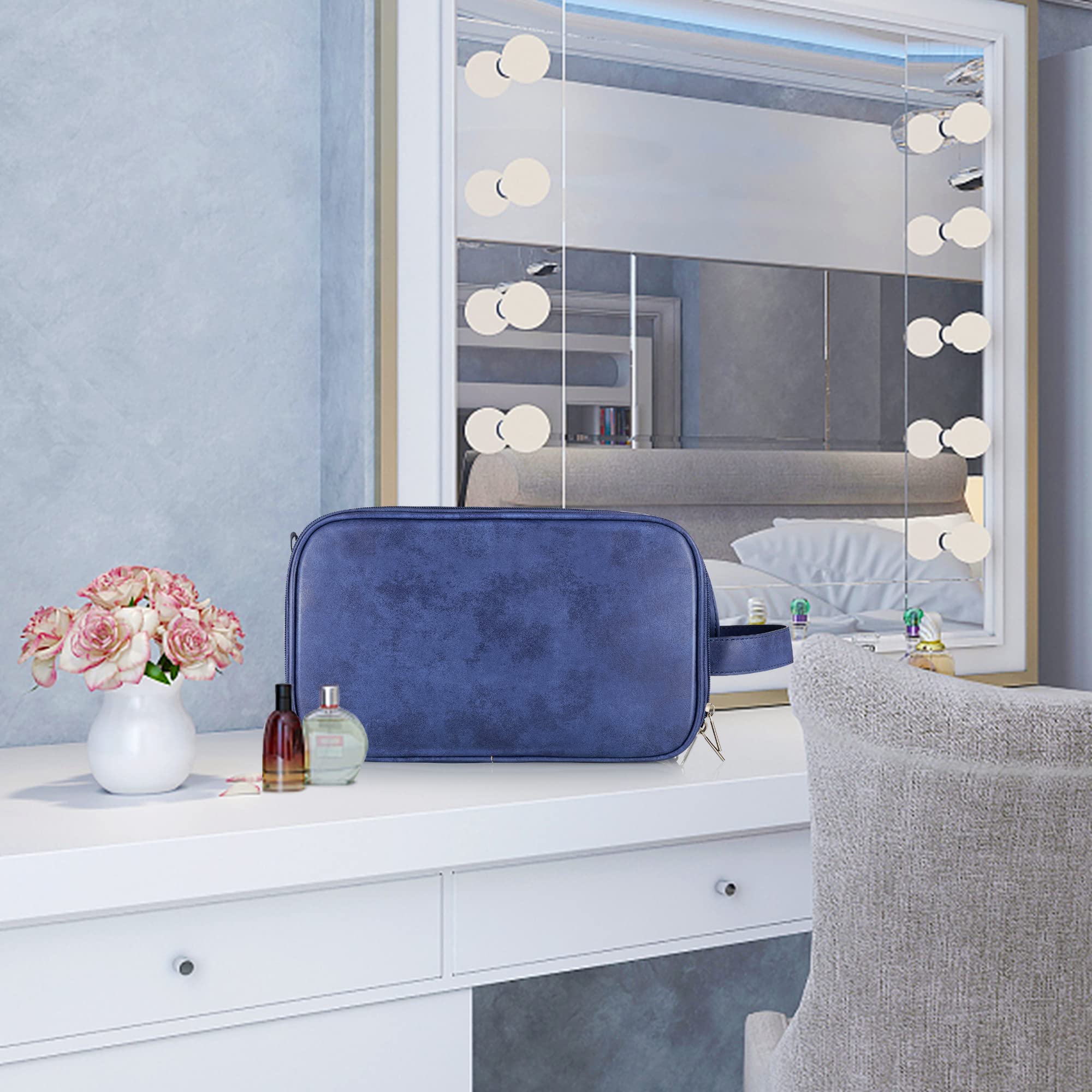 Elviros Toiletry Bag sturdy materials and reinforced seams ensure long-lasting performance.