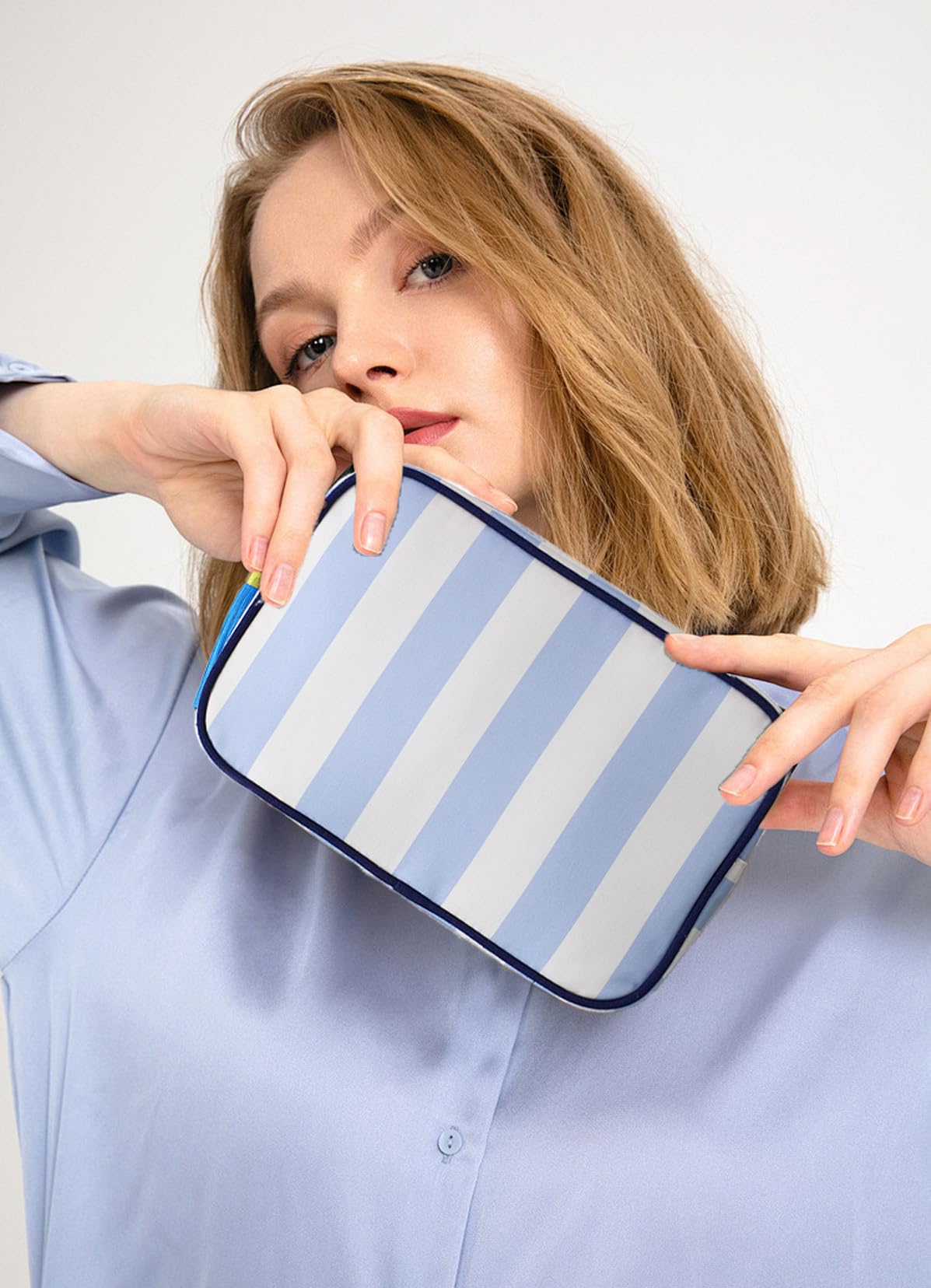 EMBRUNIOICE Stripe makeup bag open interior, spacious space for cosmetics on the go.