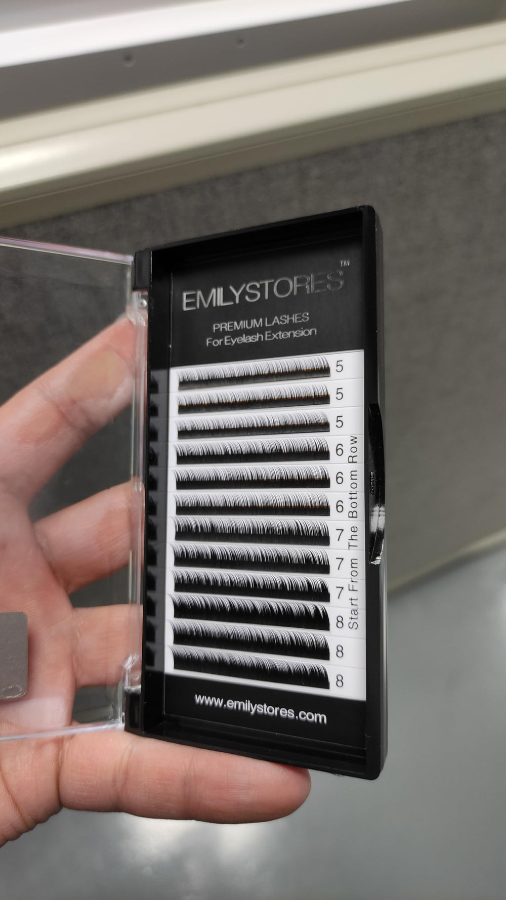 EMILYSTORES easy-apply tray enables quick under-lash extensions at home