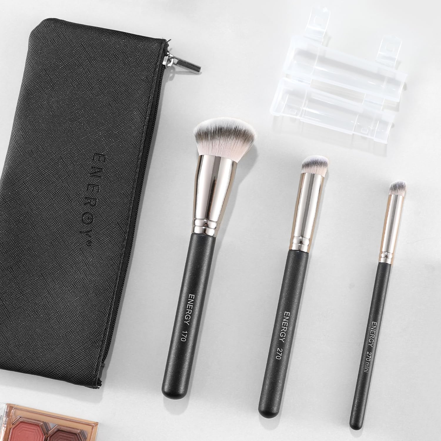 ENERGY mini concealer brush 270mini enables precise spot concealment.