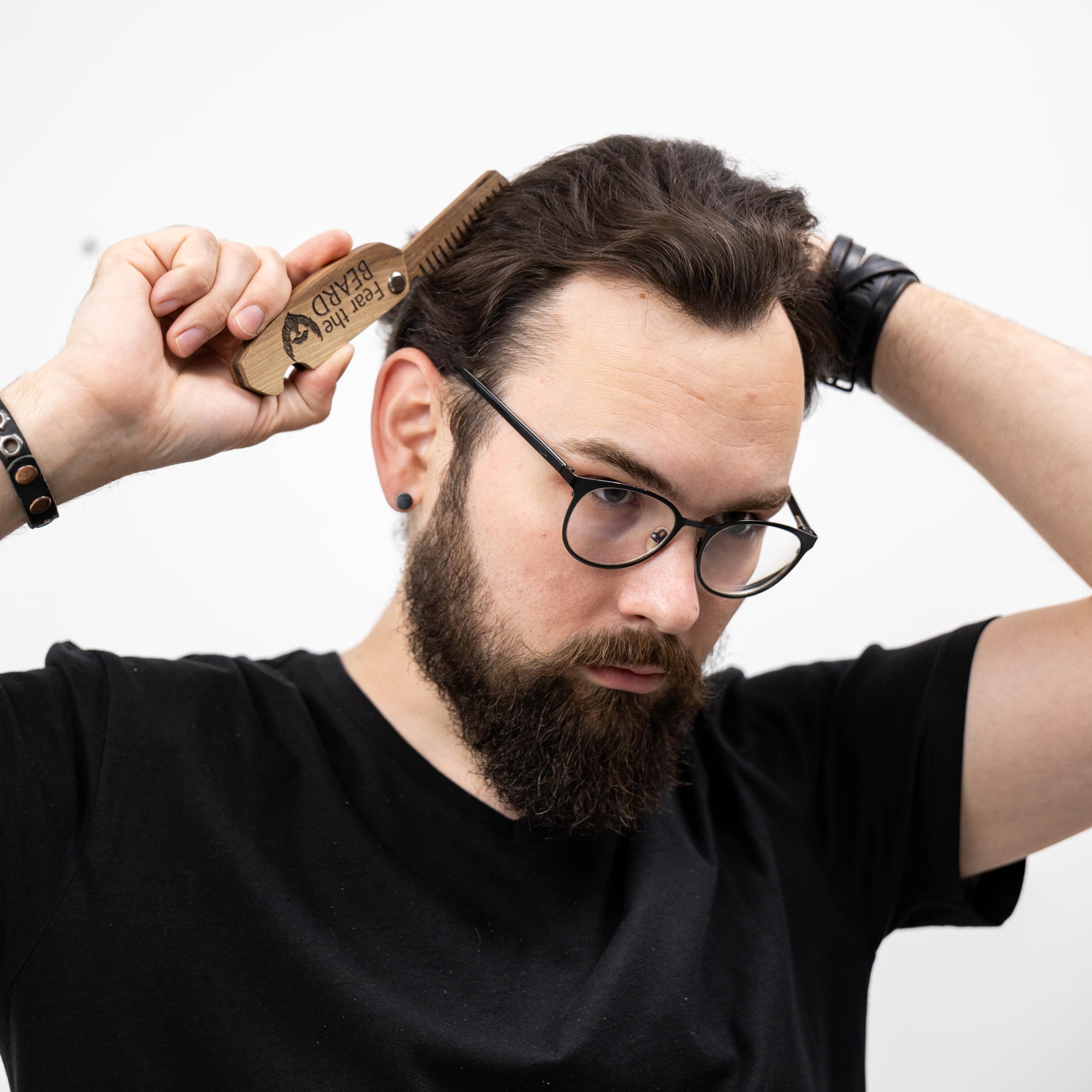 Enjoy The Wood folding design for easy storage and travel grooming
