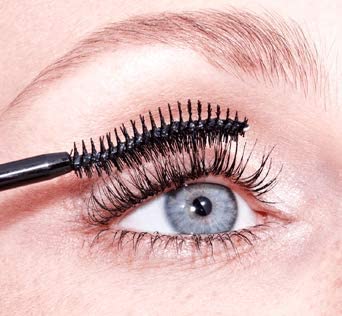 essence Lash Princess 3-pack display emphasizes eco-friendly packaging