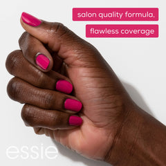 Base y capa superior de brillo essie para manicura duradera en casa.
