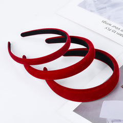 Etercycle non-slip velvet headband keeps hair neatly in place during activities.