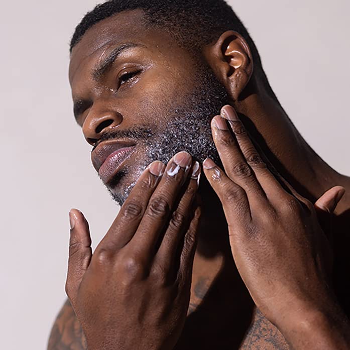 Evan Alexander Grooming earthy scent profile on bottle with tobacco and amber notes.