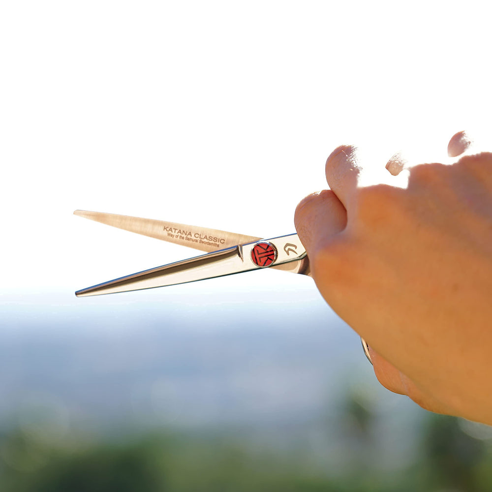 Everlong Tokko Katana Classic ergonomic-handle supports comfortable, all-day use for stylists.