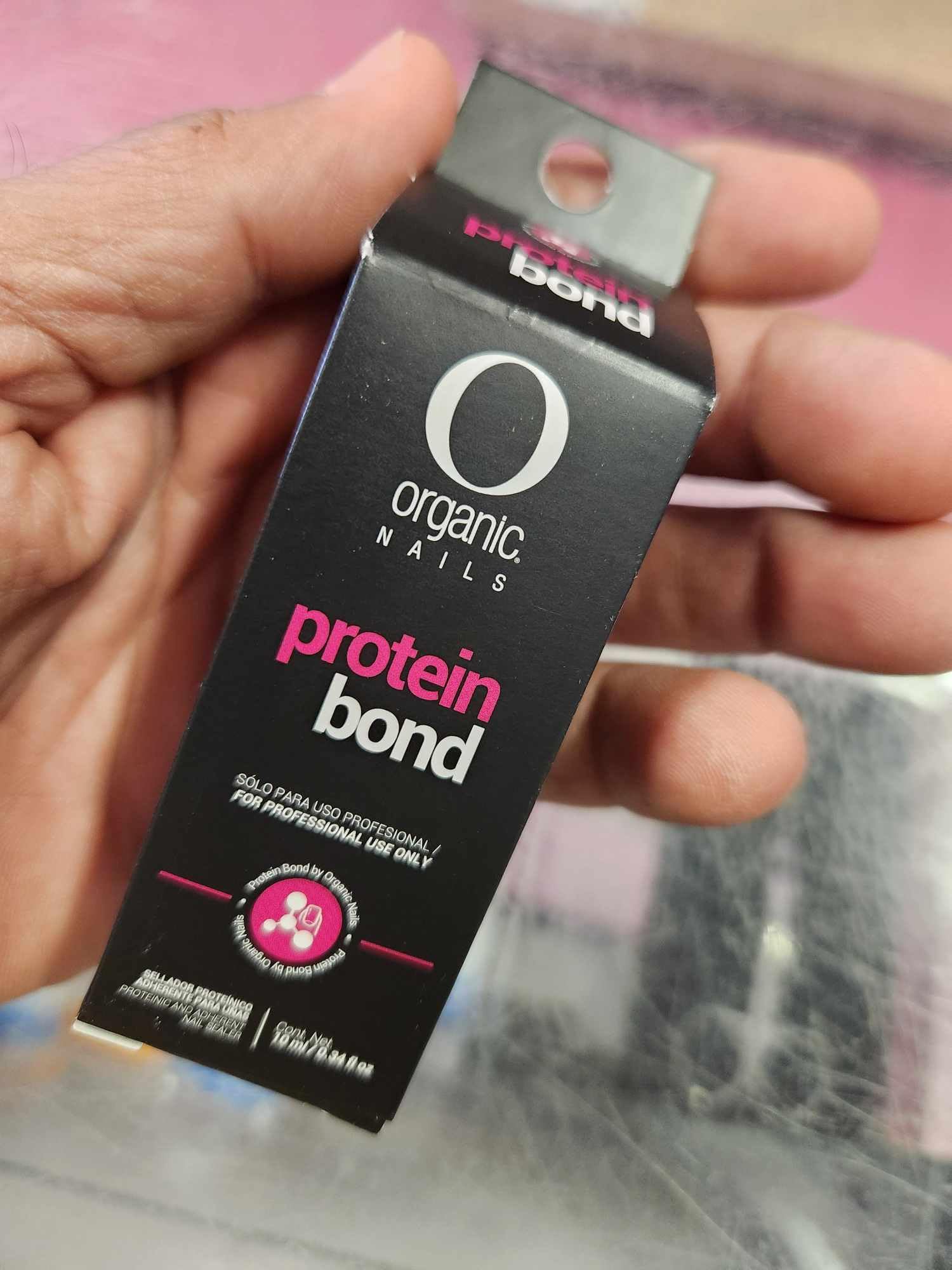 Extravaganza Nails Non-Acid Primer application on natural nail for improved adhesion.