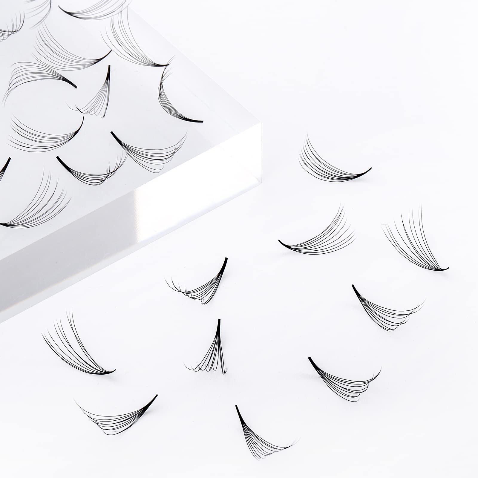 FADLASH promade loose fans thin-base closeup shows easy application and lightweight wear.