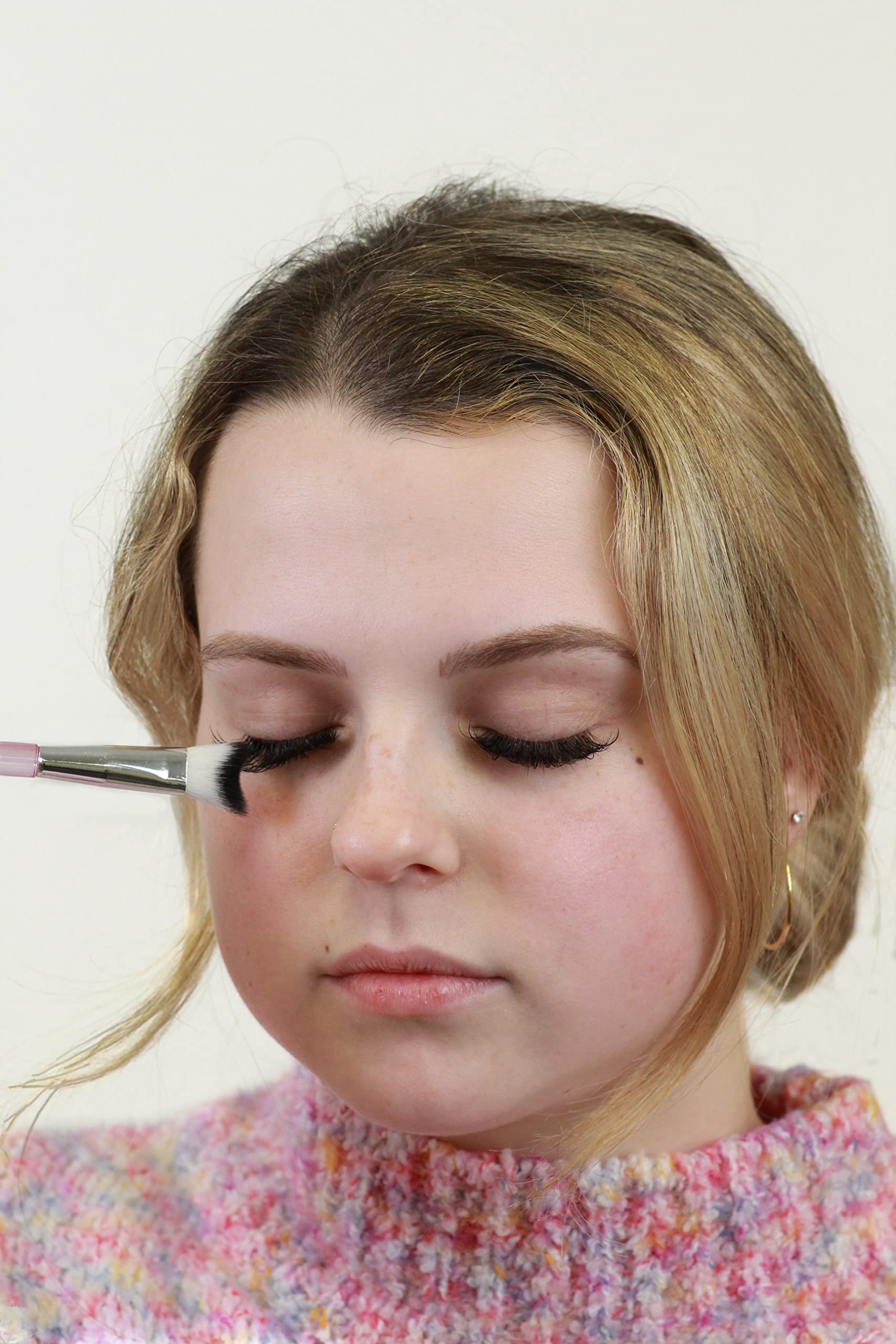 Feels Lash cepillo para rutina de cuidado de pestanas en rosa.