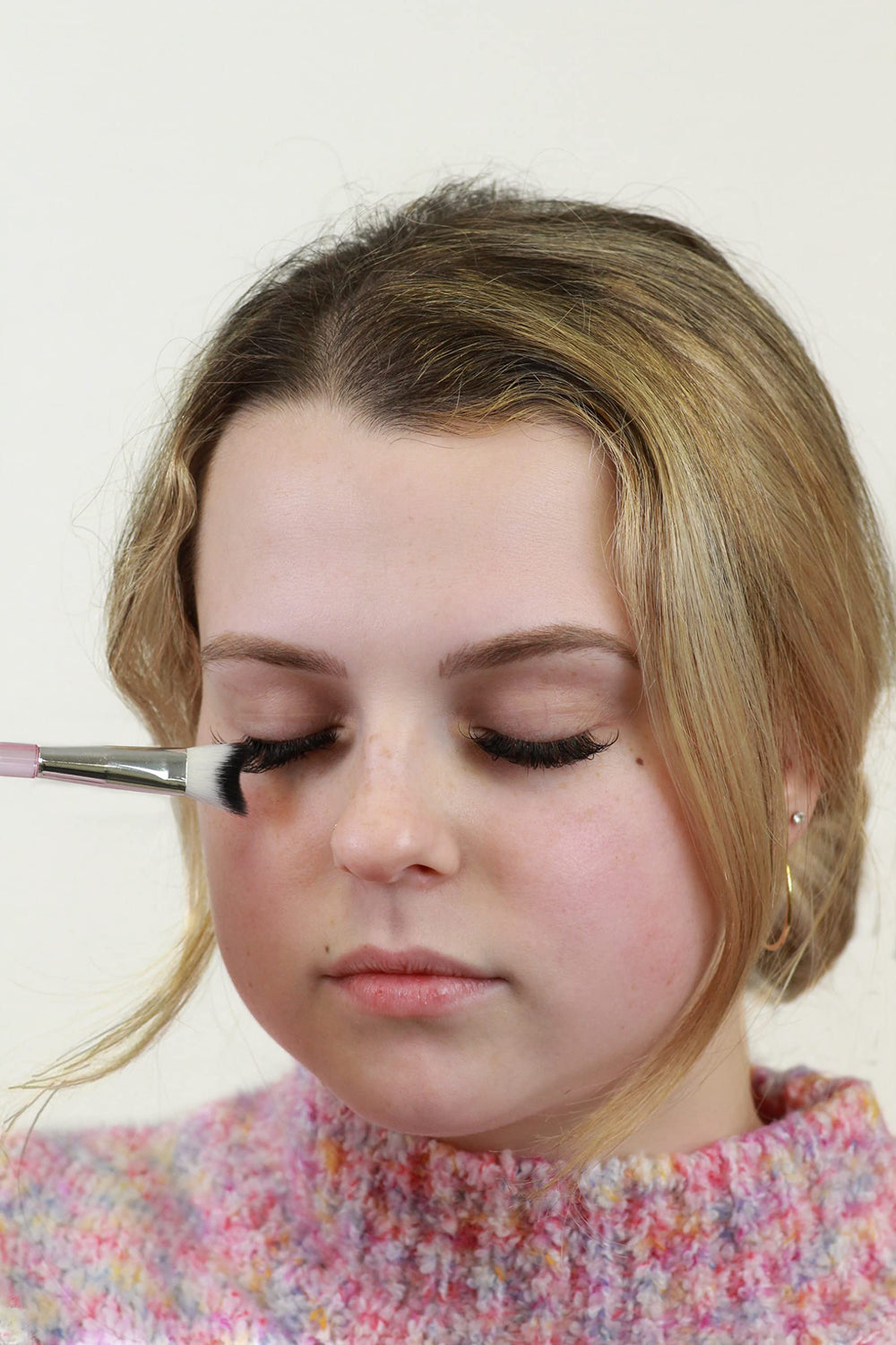Feels Lash cepillo para rutina de cuidado de pestanas en rosa.