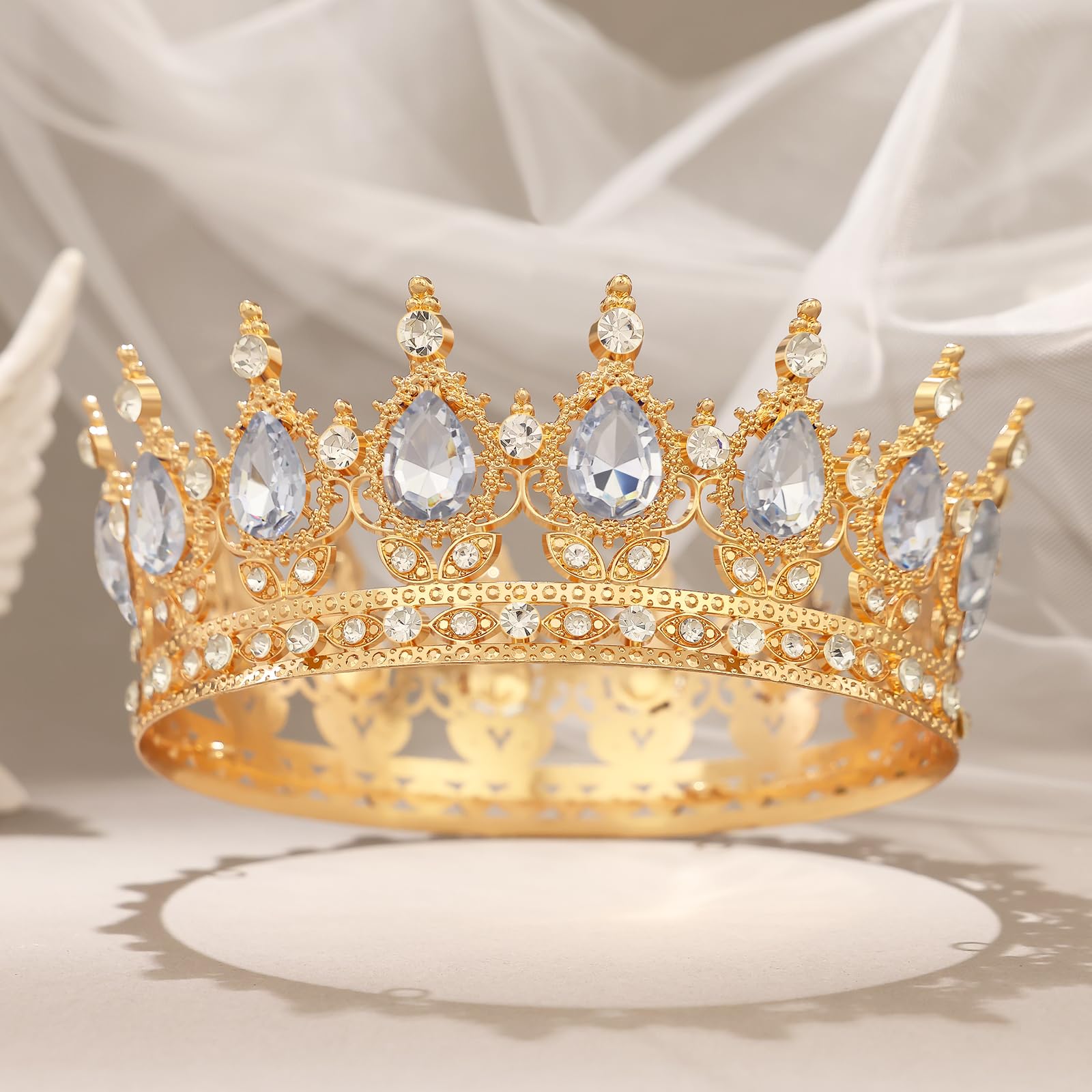 Feltent Gold Crown worn with four clips ensures secure wear at events.