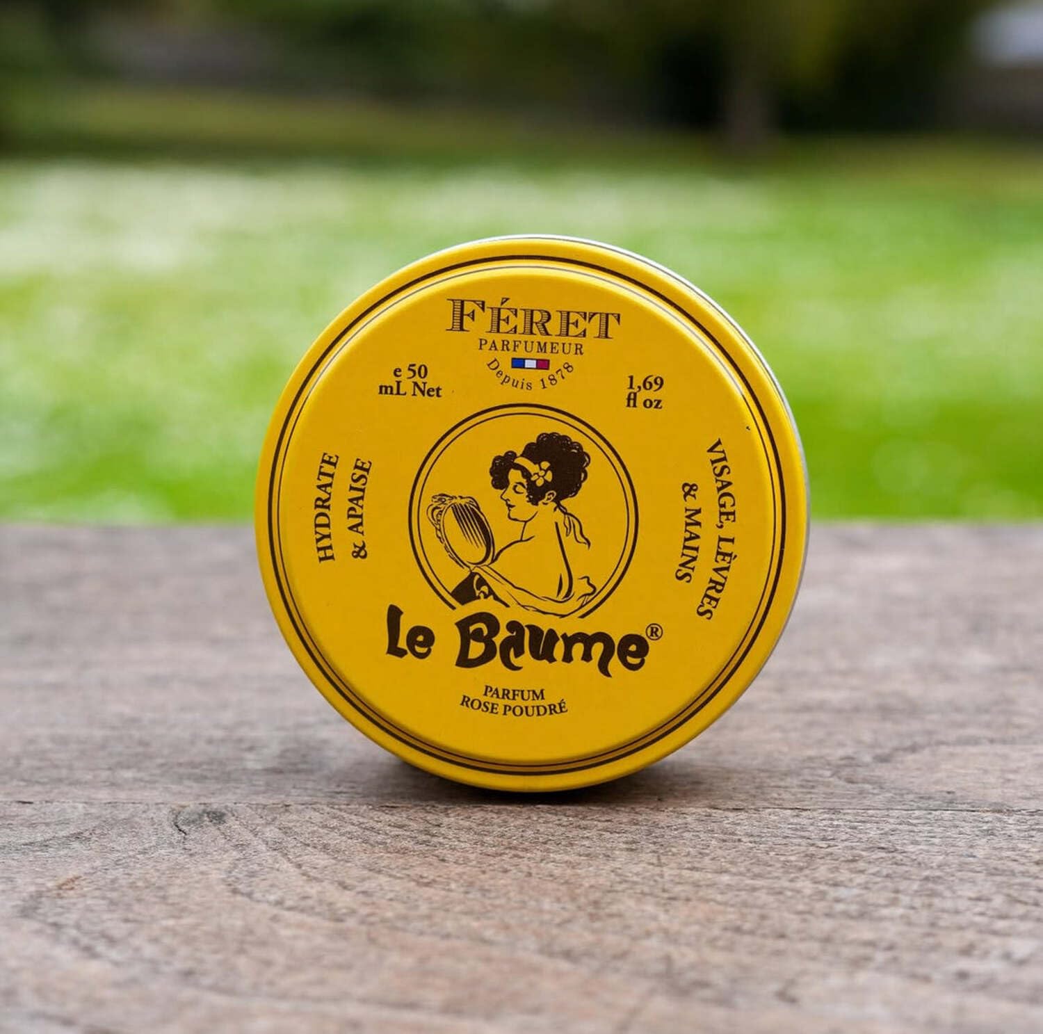 Feret Le Baume Rose Poudre hands look silky-soft after application.