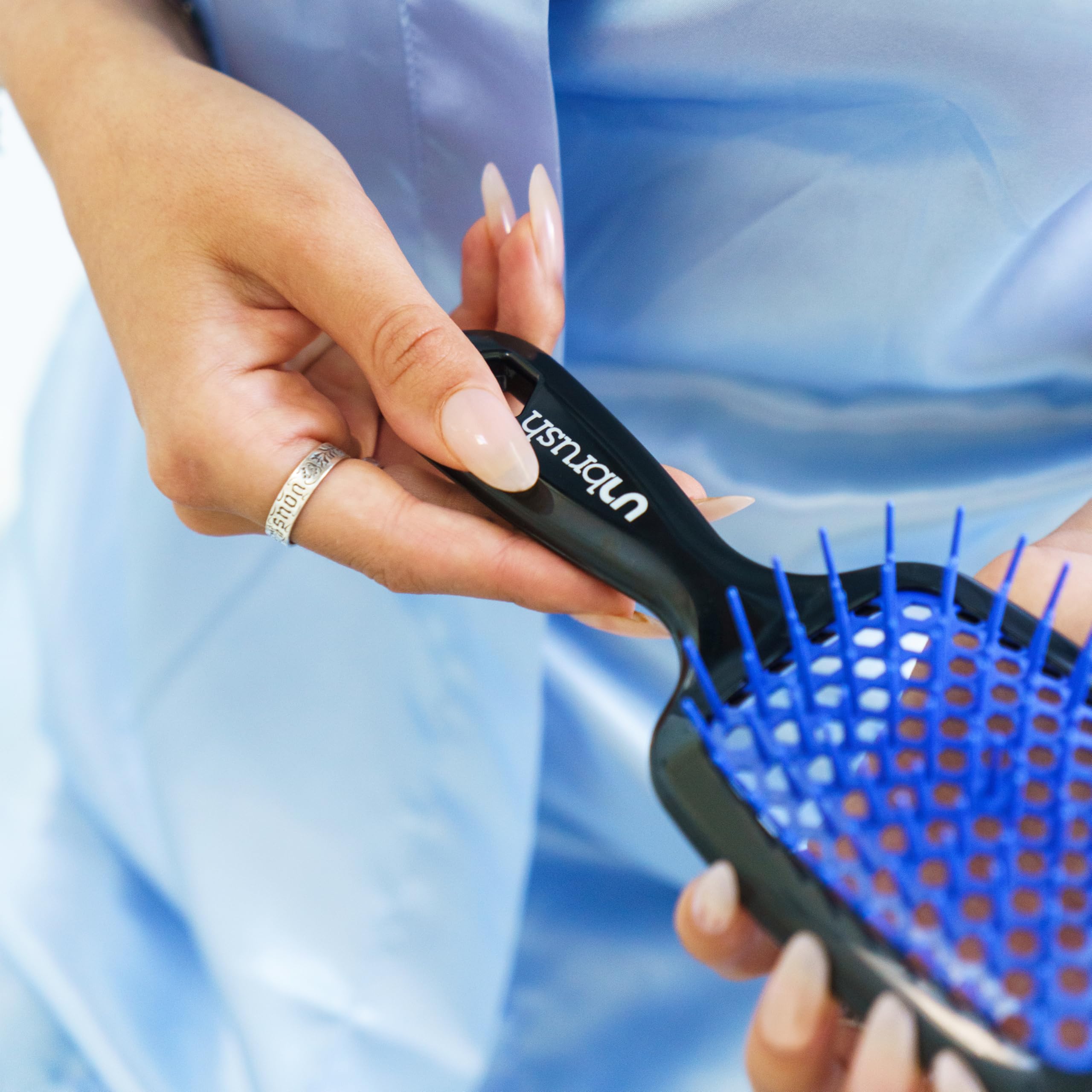 FHI Heat UNbrush suited for all hair types with reliable wet/dry performance