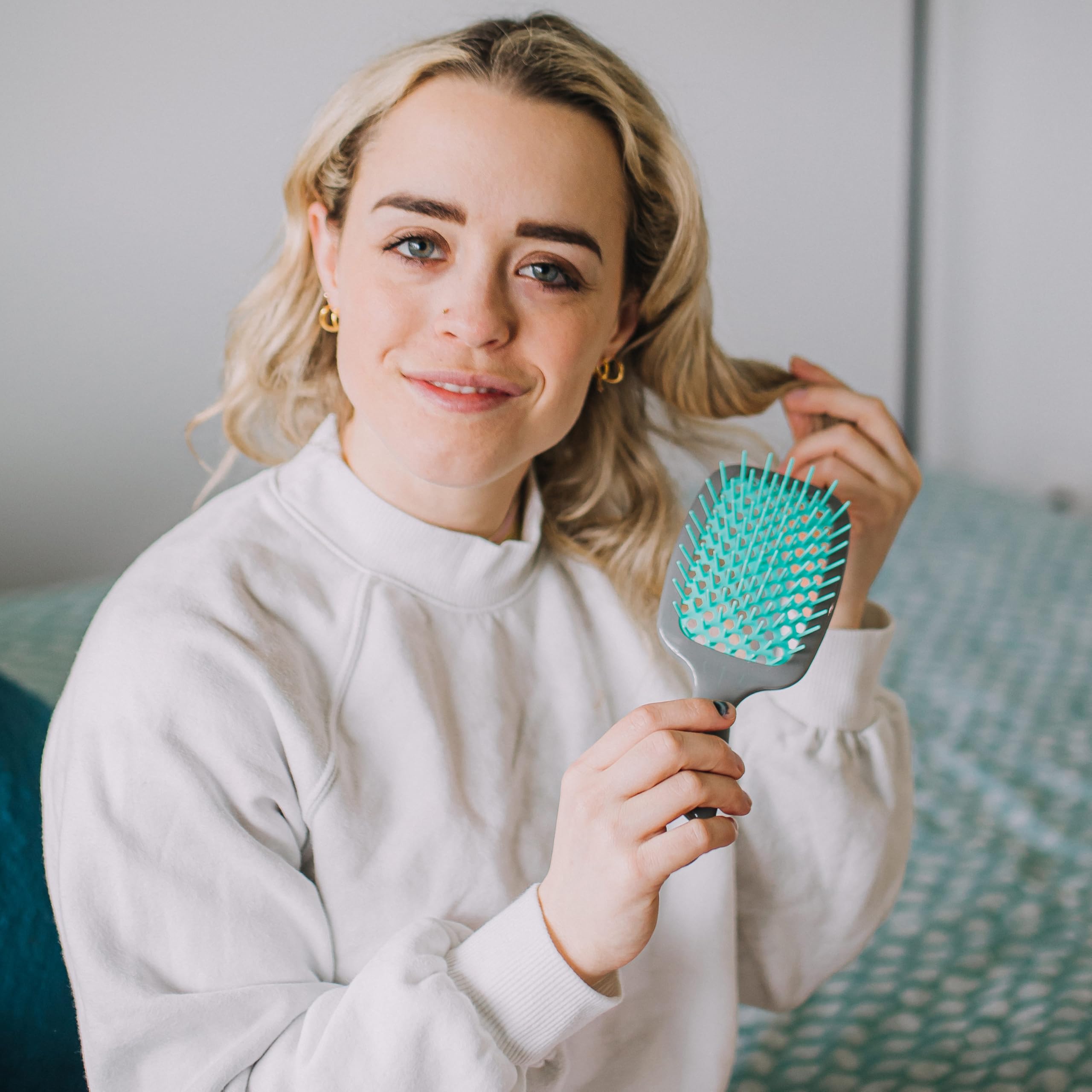 FHI Heat UNbrush pain-free detangling highlights gentle tangling relief with minimal tugging.
