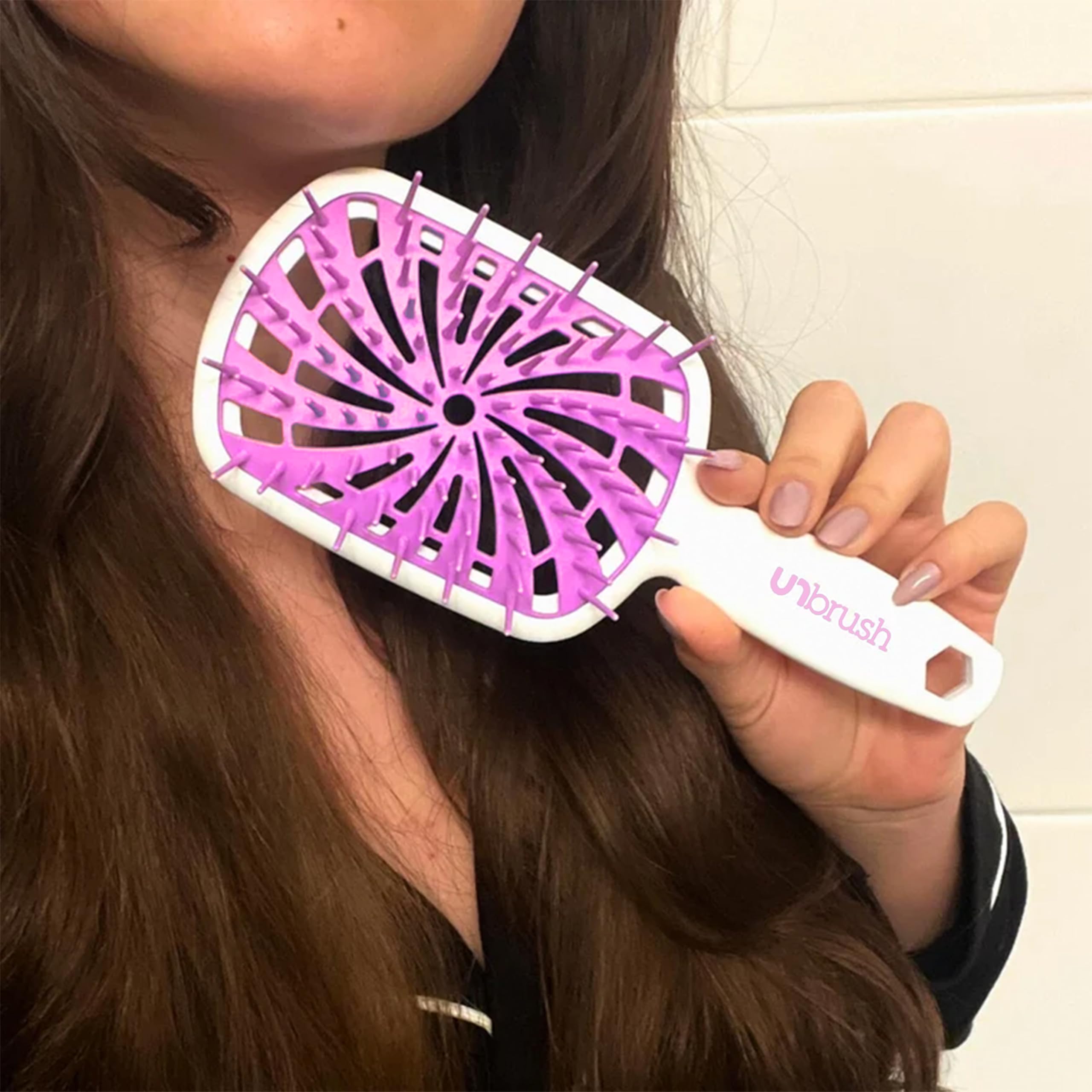 FHI Heat UNbrush Plus ultra-light handle enables comfortable use during long detangling sessions.