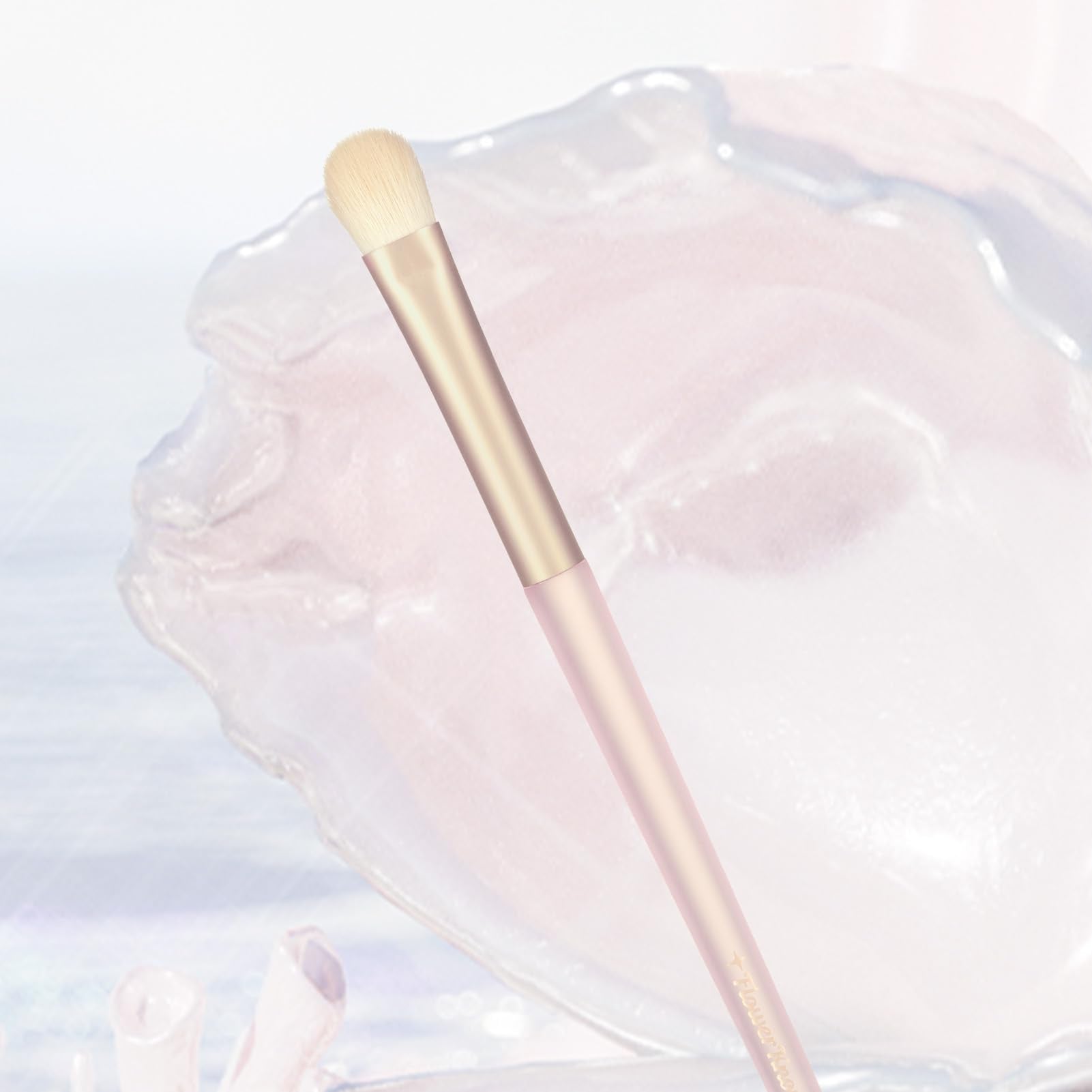 Flower Knows Eyeshadow Brush packshot emphasizing ergonomic handle for comfortable use