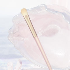 Flower Knows Eyeshadow Brush packshot emphasizing ergonomic handle for comfortable use