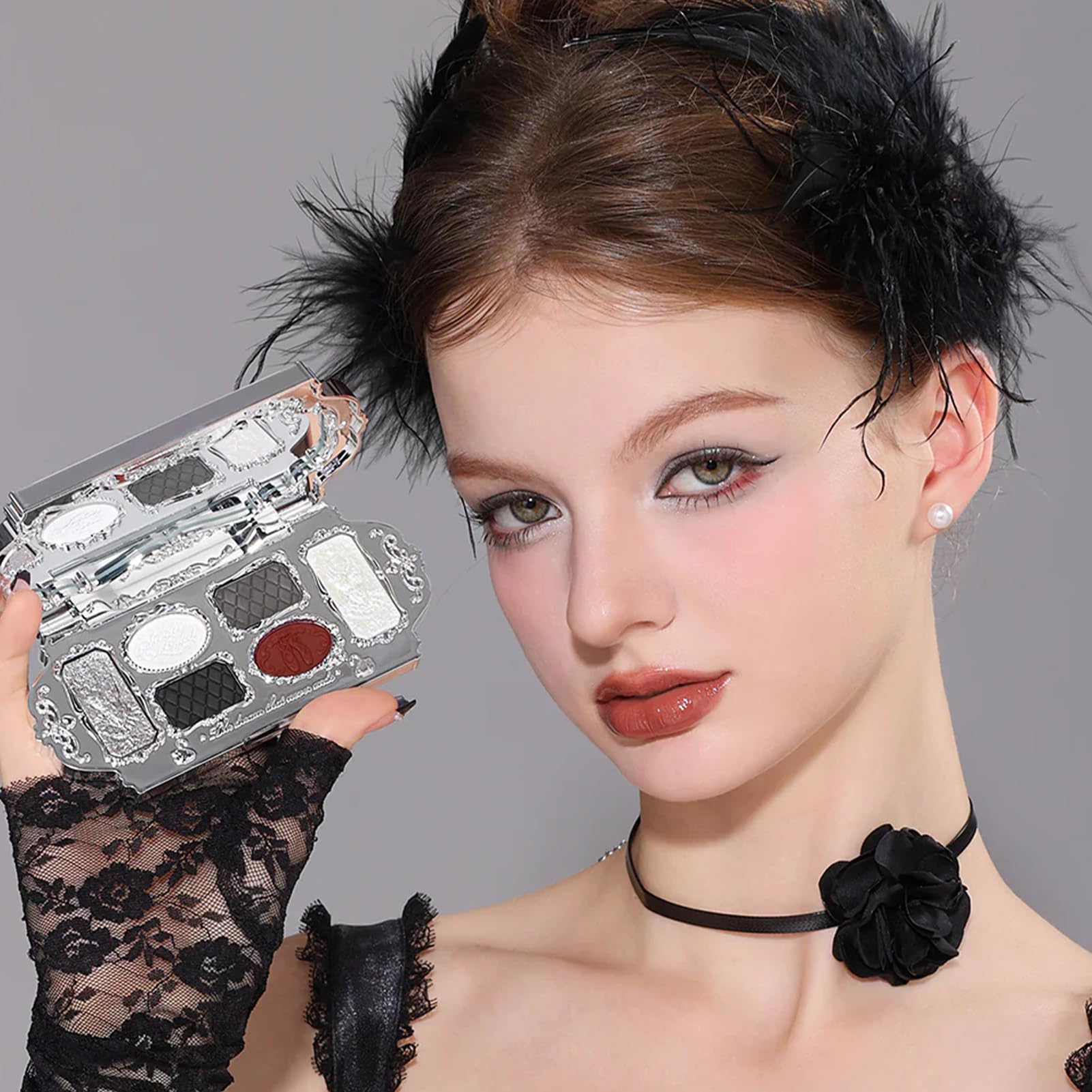 Flower Knows Swan Ballet mirror enables precise application on the go.