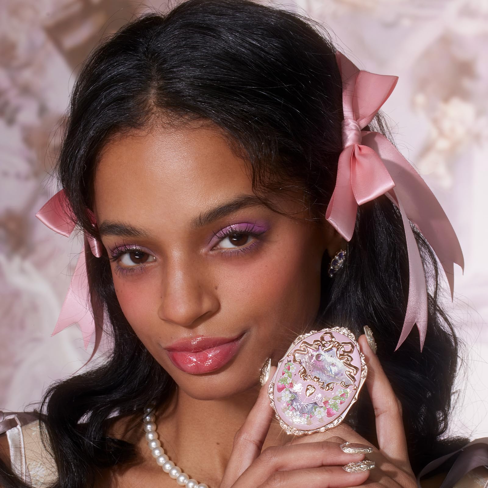 Flower Knows ultra-fine buildable powder blends seamlessly for natural glow.