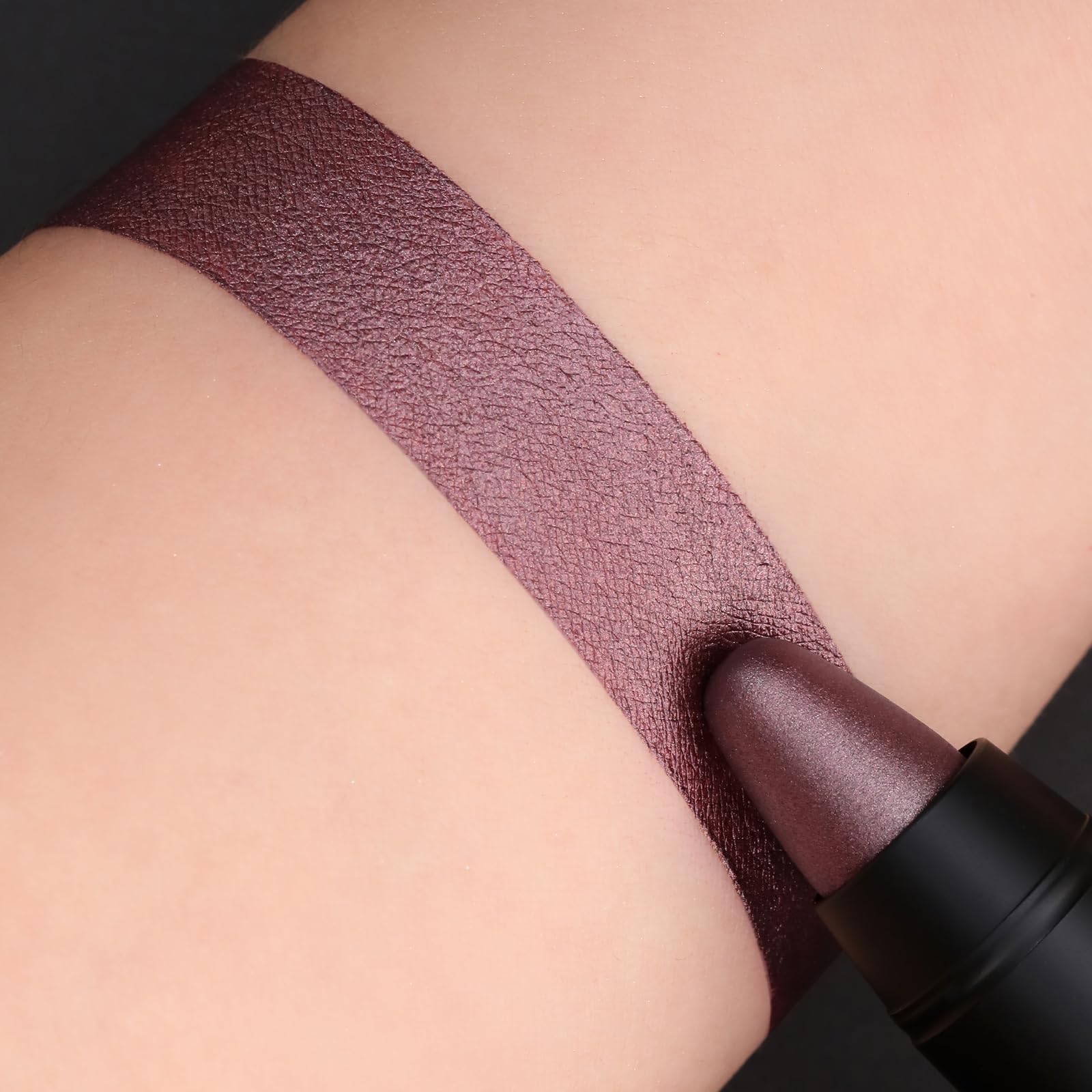 FOCALLURE Ultra Chic Lipstick on lips demonstrates natural-looking shine and color.