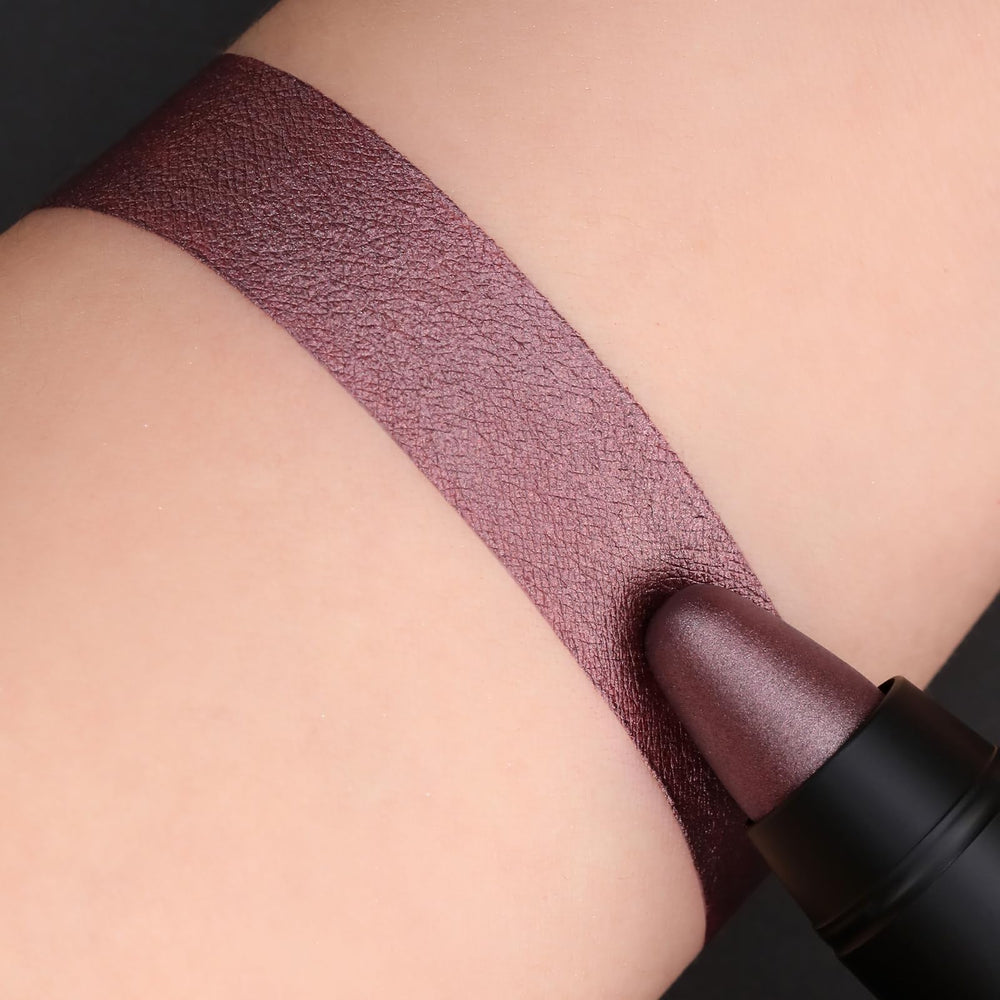 FOCALLURE Ultra Chic Lipstick on lips demonstrates natural-looking shine and color.