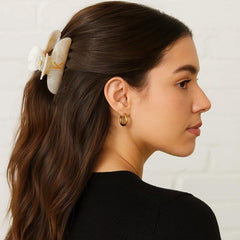 Fohufo acrylic clip with glitter detail enhances fashion-forward outfits