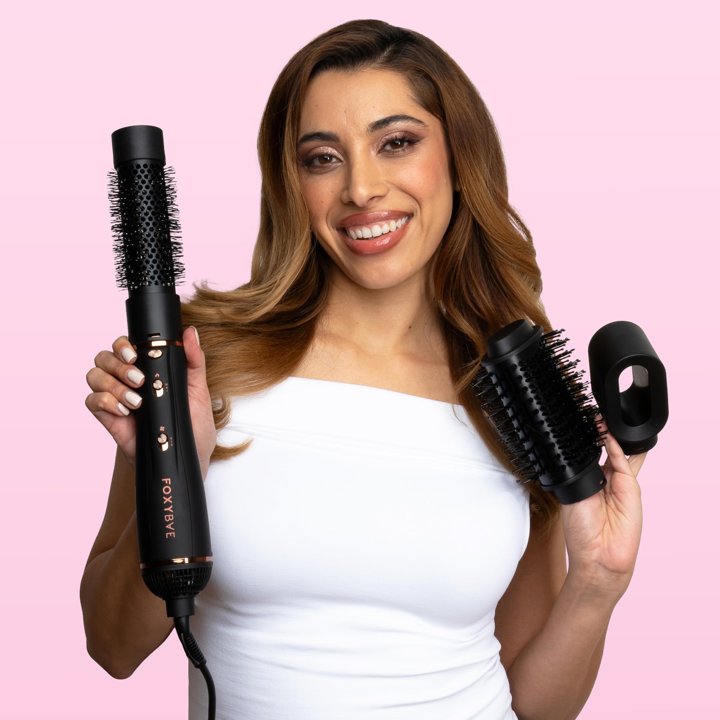 FoxyBae 360-degree swivel cord reduces tangles during styling.