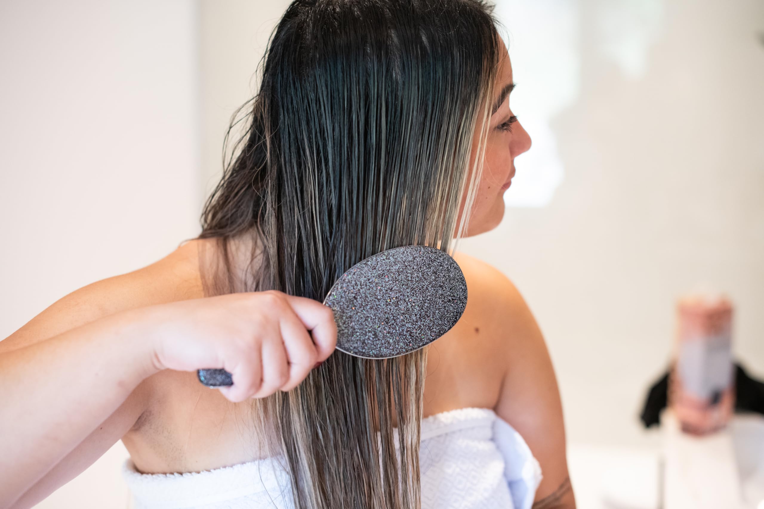 FRAMAR Glitter Hair Brush Detangler compact design supports easy, on-the-go haircare.