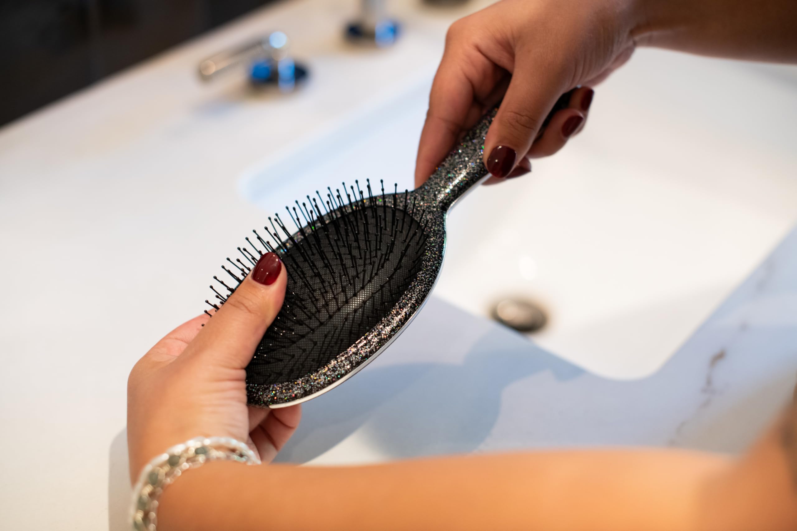 FRAMAR Glitter Hair Brush Detangler product shot emphasizes portable styling tool.