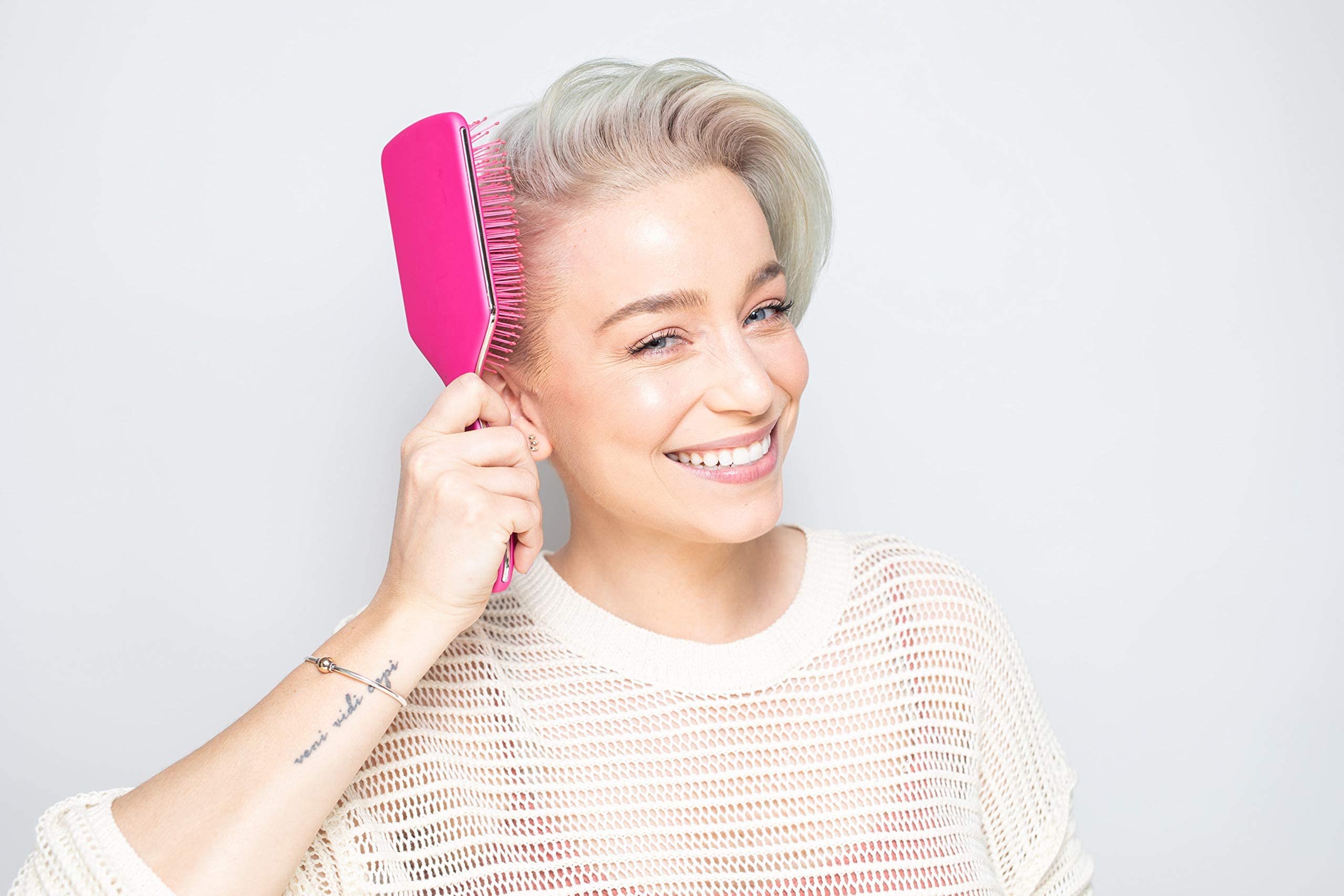 FRAMAR paddle-brush-wet-dry-use pink ideal for conditioning through wet hair.