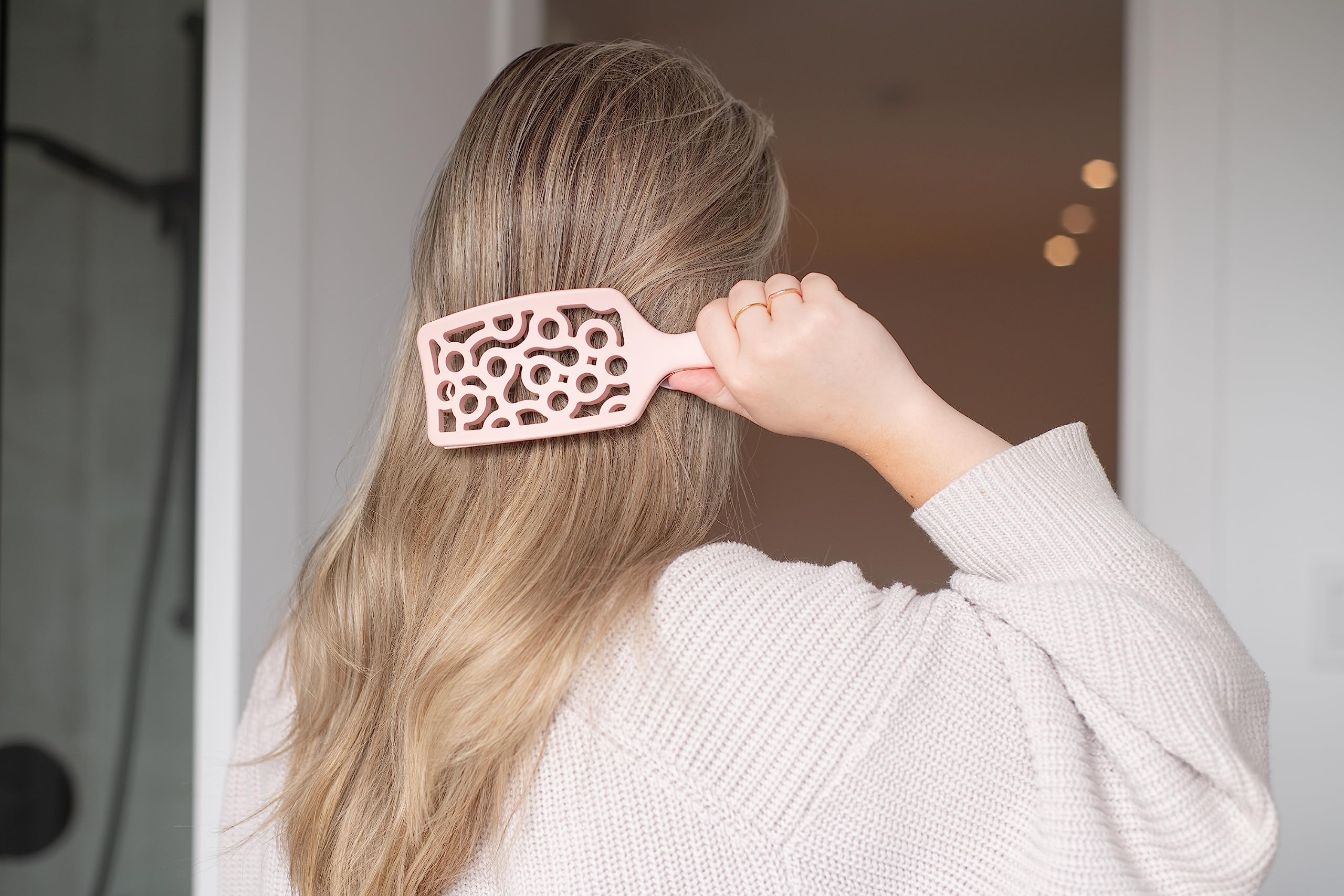 FRAMAR scalp-massage feature helps stimulate the scalp while drying.