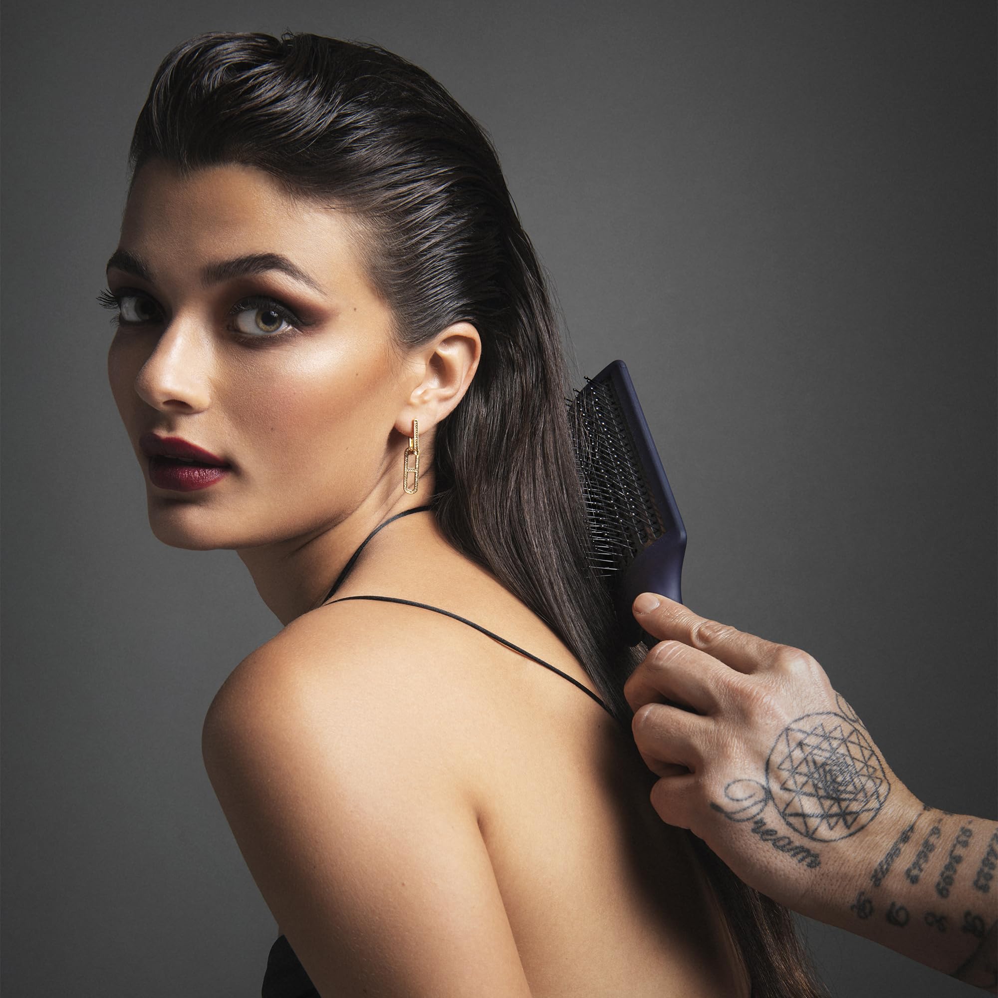 Fromm Intuition anti-static paddle reduces frizz and flyaways