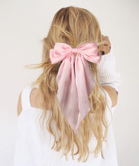 Furling Pompoms long-tail alligator clip for secure grip on curly or layered hair