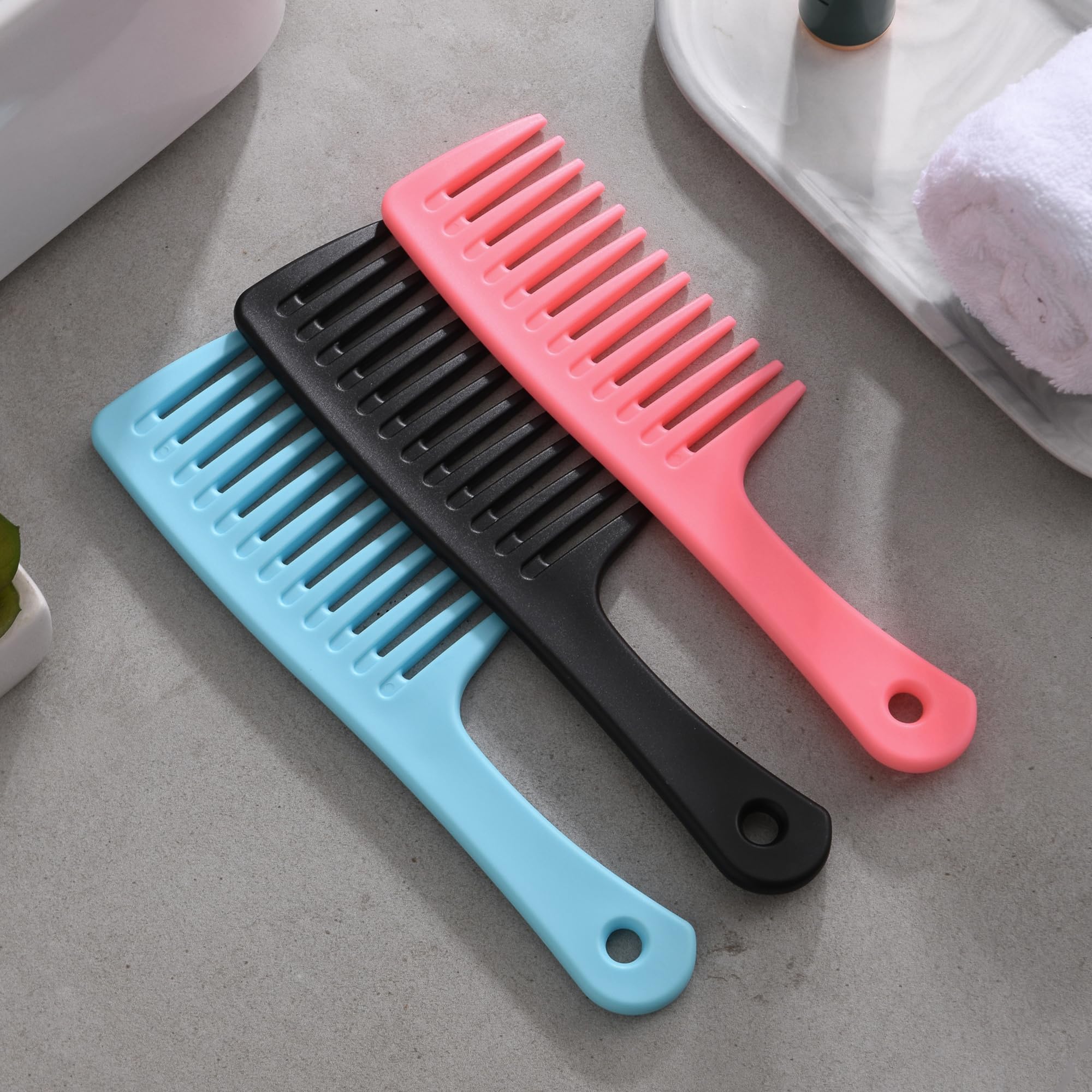 GAONSWOE wide-tooth comb for curly hair with smooth glide.