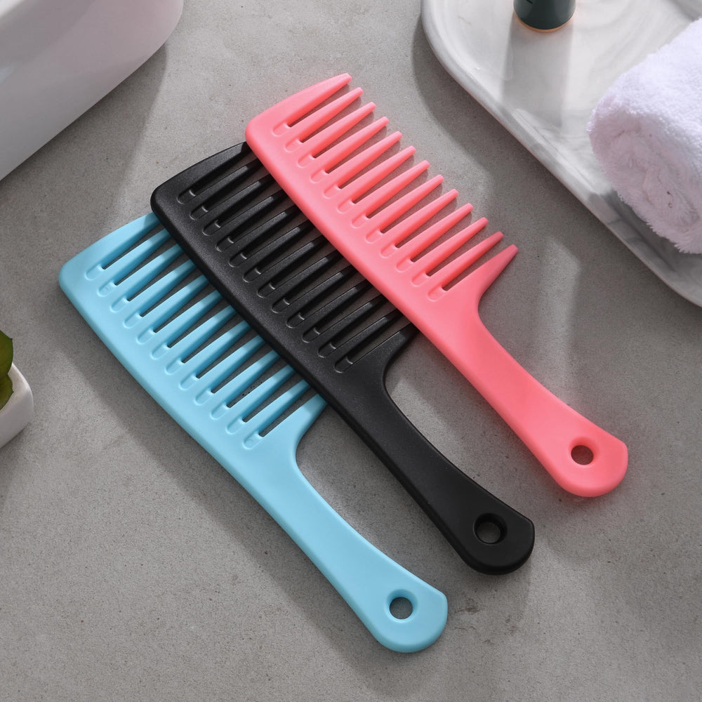 GAONSWOE wide-tooth comb for curly hair with smooth glide.