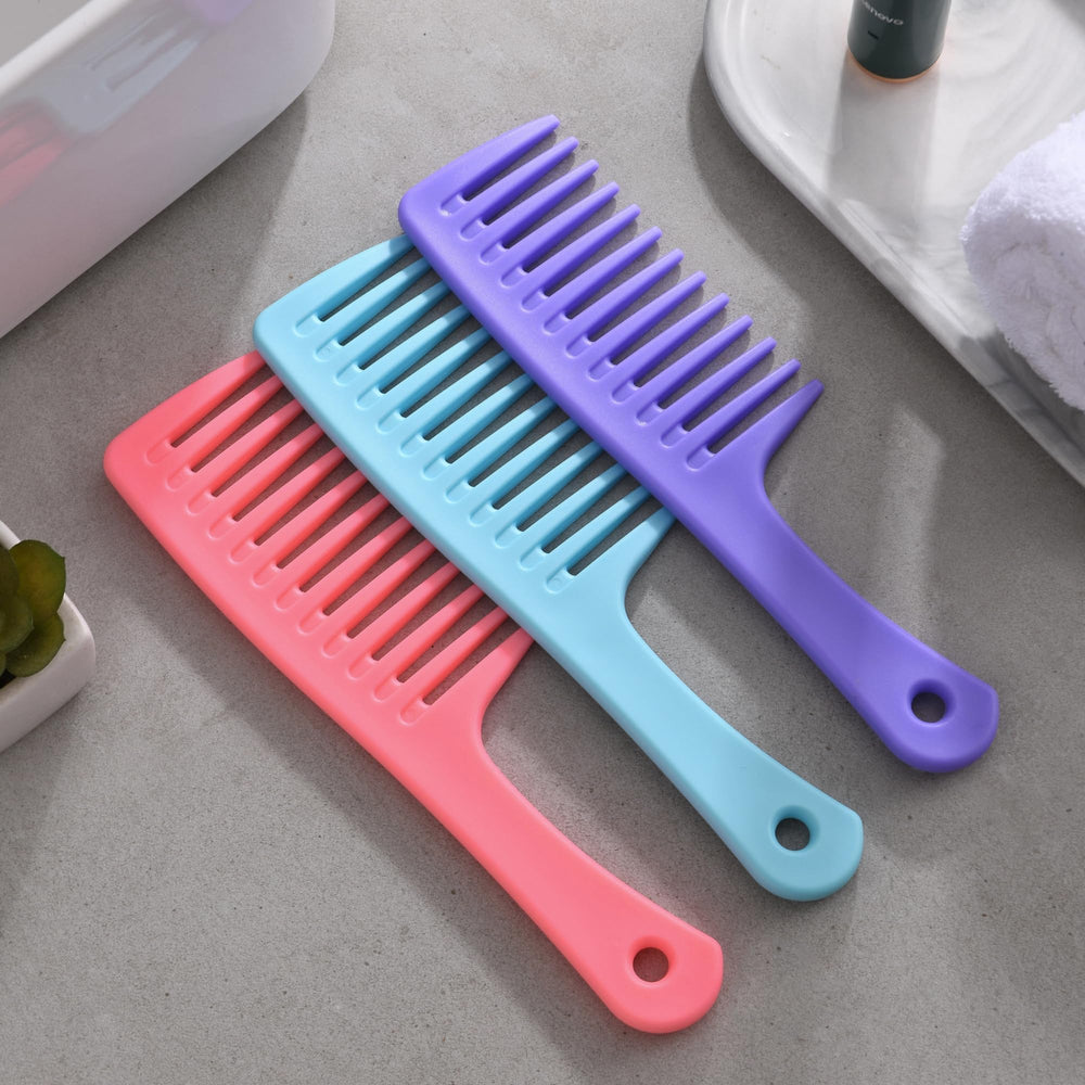 GAONSWOE wide-tooth comb wet-hair scene shows smooth detangling during washing