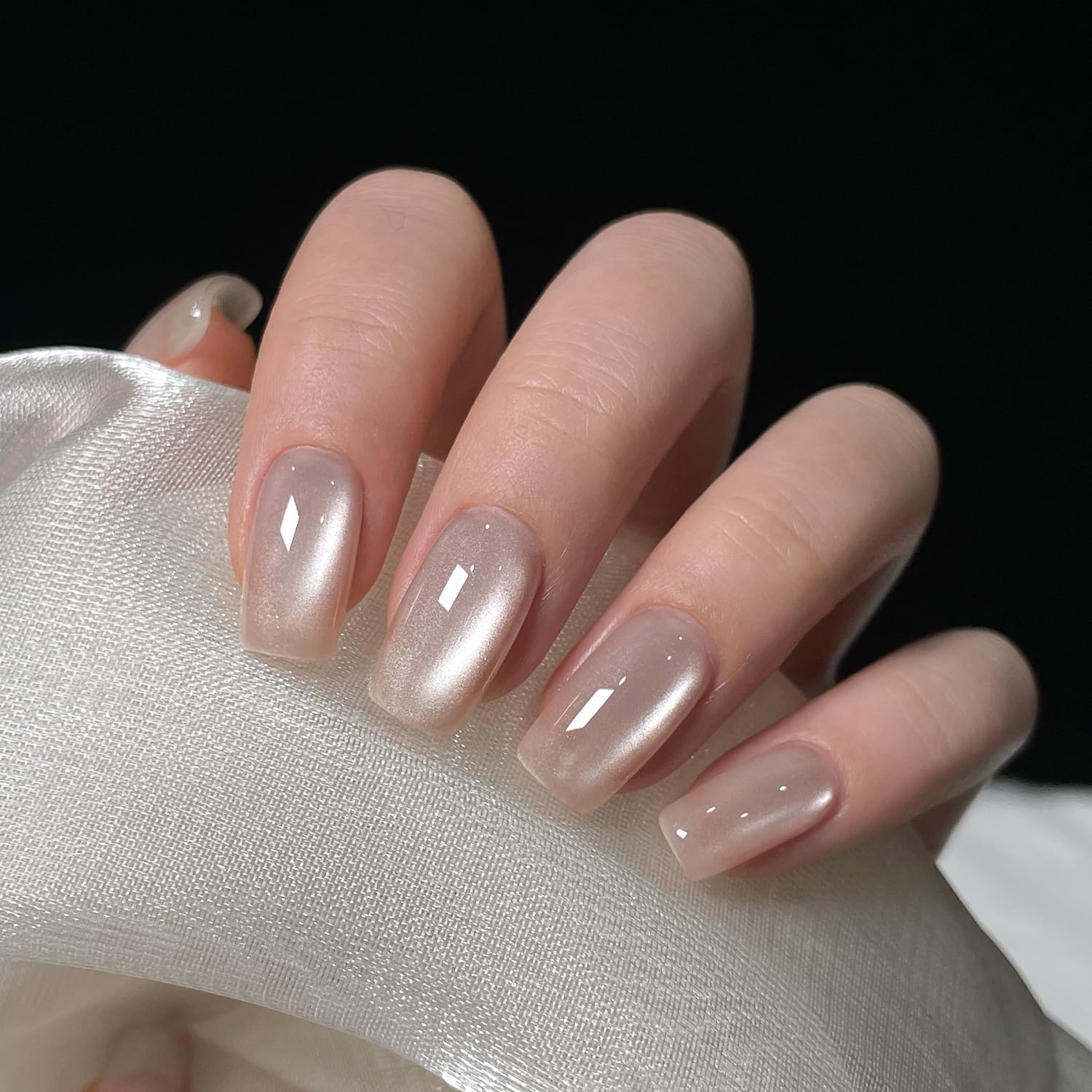 GAOY Silver Cat Eye Gel Nail Polish UV curing process shows quick 60-second setting.