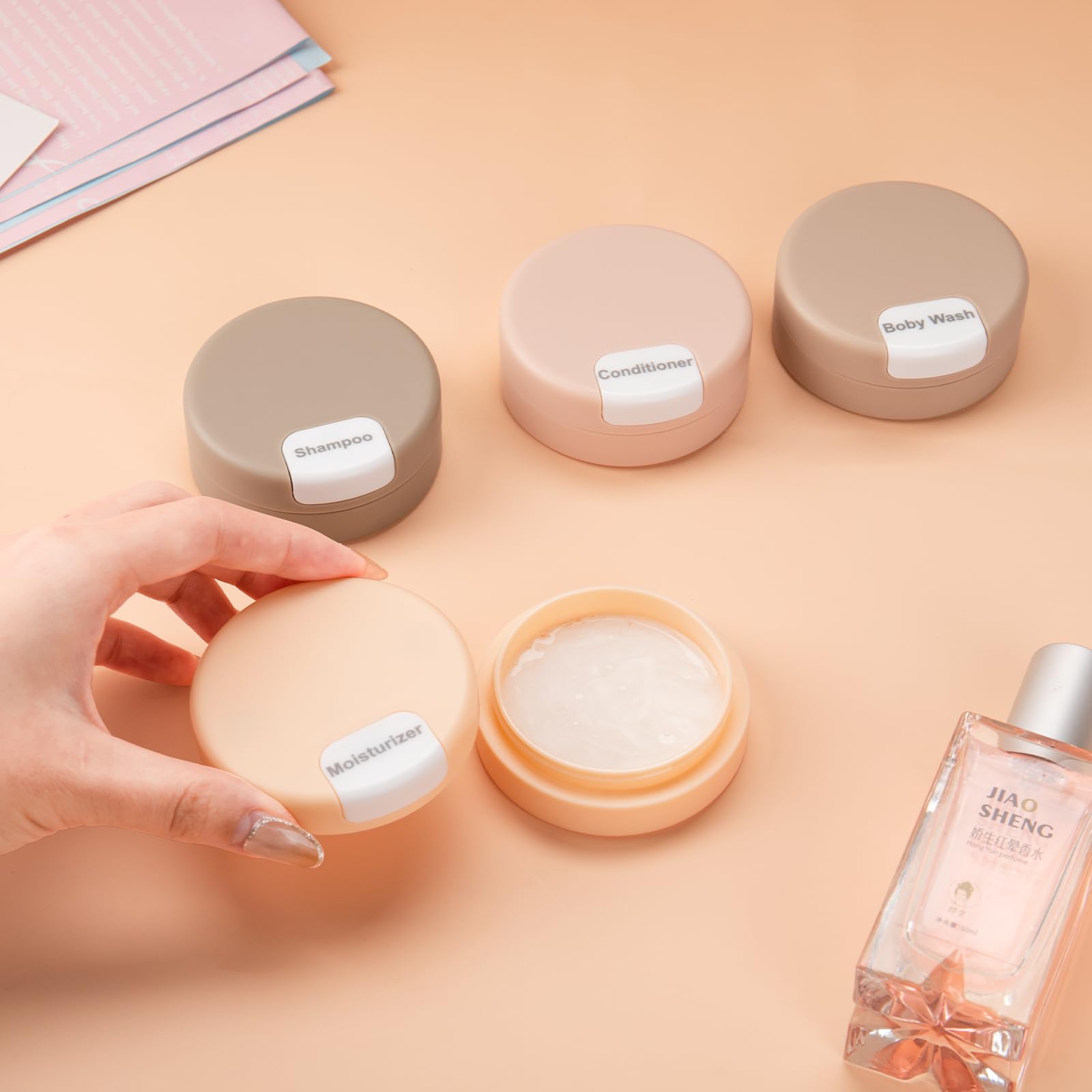 Gemice magnetic labels swap between capsules for quick identification.