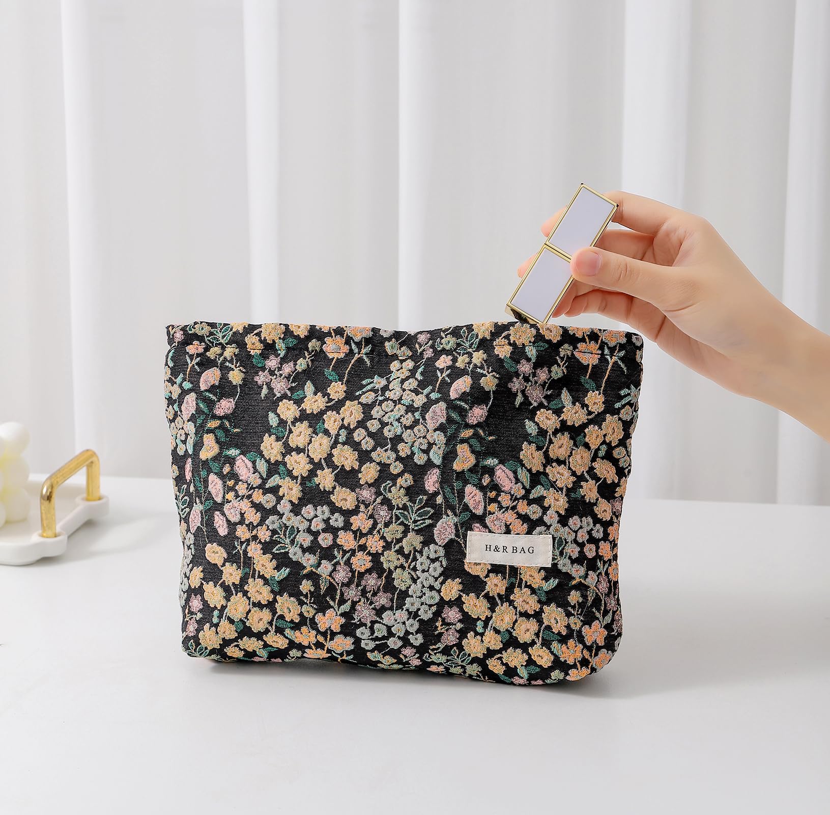 Getgto makeup bag doubles as pencil-case for office or school.