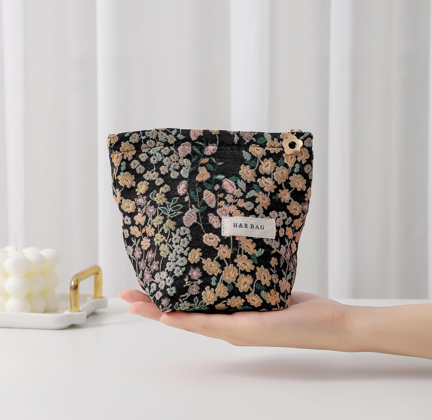Getgto travel-friendly cosmetic bag set fits in carry-on.