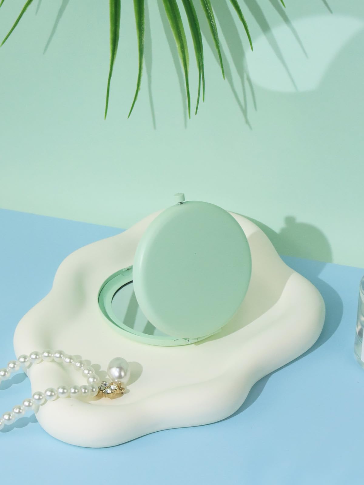 Getinbulk purse-mirror-round-cyan close-up shows premium metal shell texture.