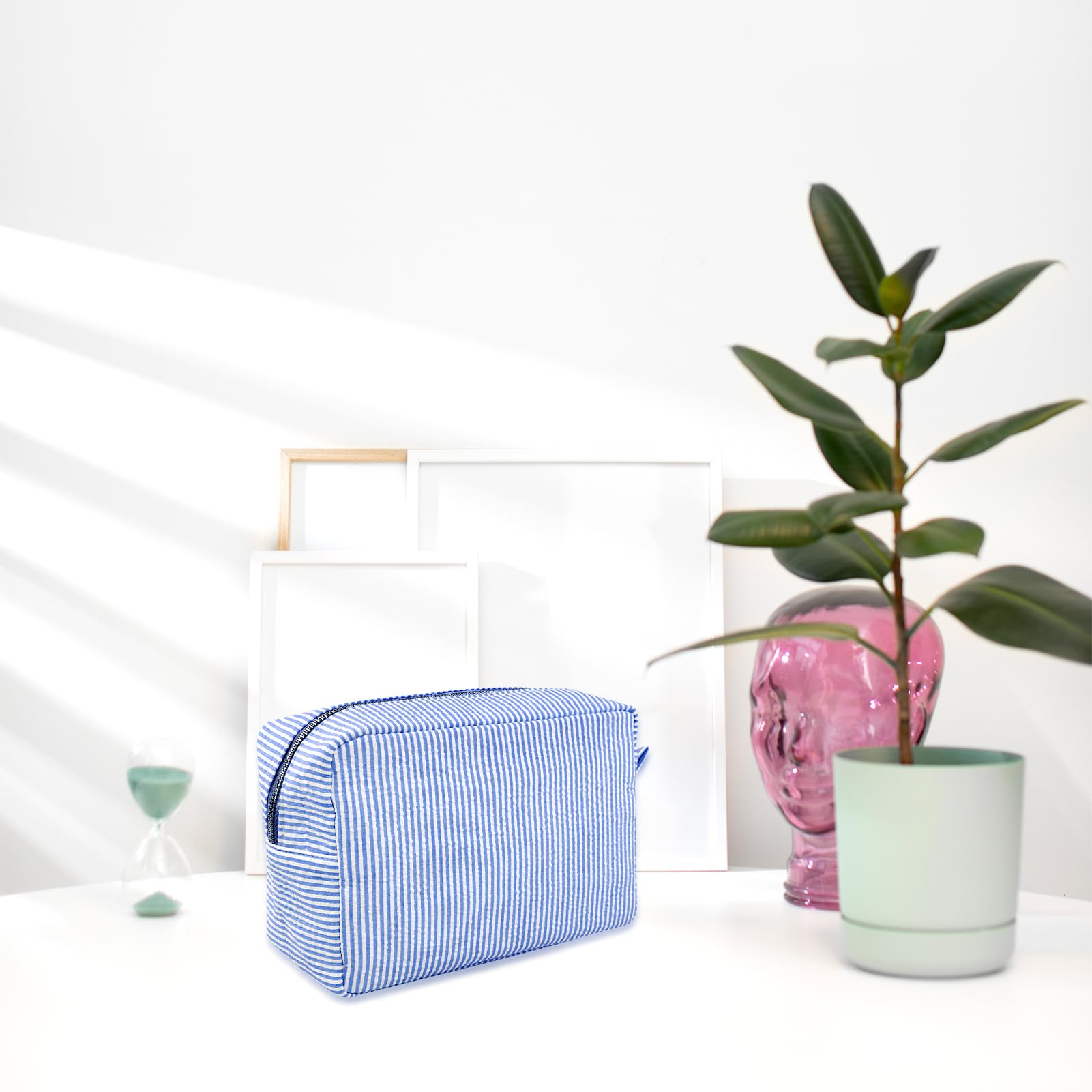 GFU makeup bag zipper detail ensures secure storage on the go.