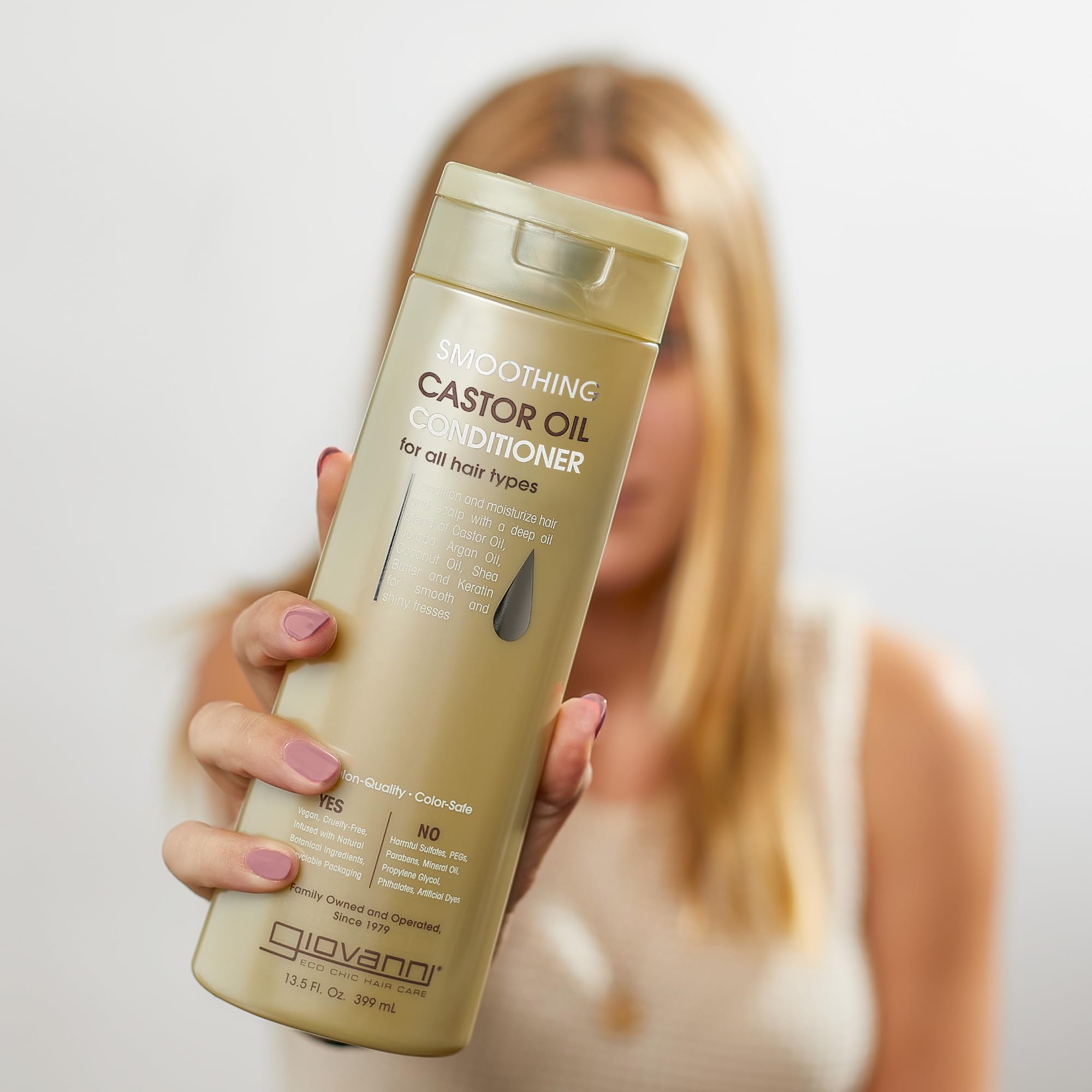 Giovanni smoothing castor oil conditioner pour demonstrates even coverage for nourishment