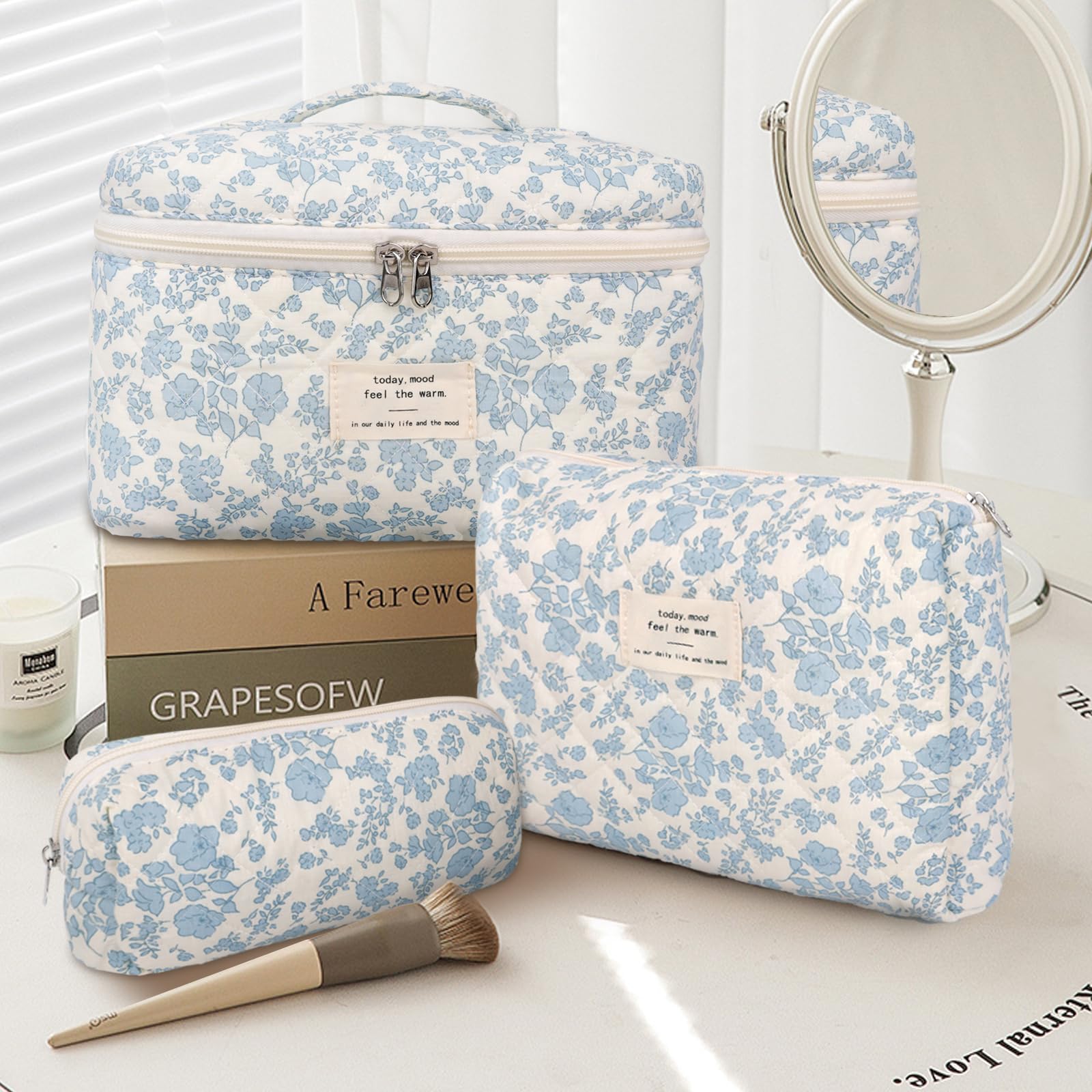 GISMTR coquette makeup bag travel-zipper closeup shows durable storage for cosmetics.